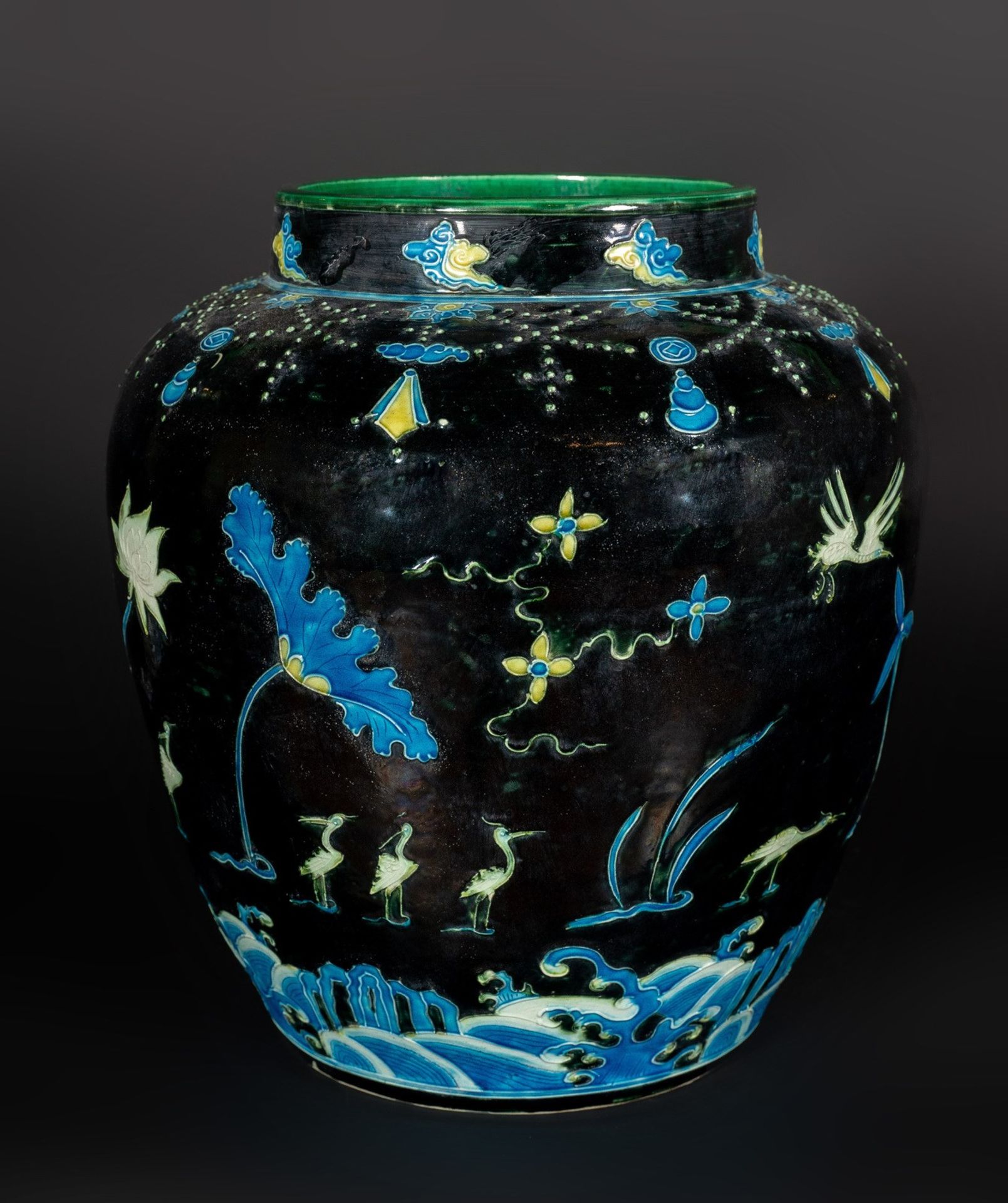 Arte Cinese A large fahua jar over blue ground China, Qing dynasty, 19th century or earlier. - Bild 3 aus 4