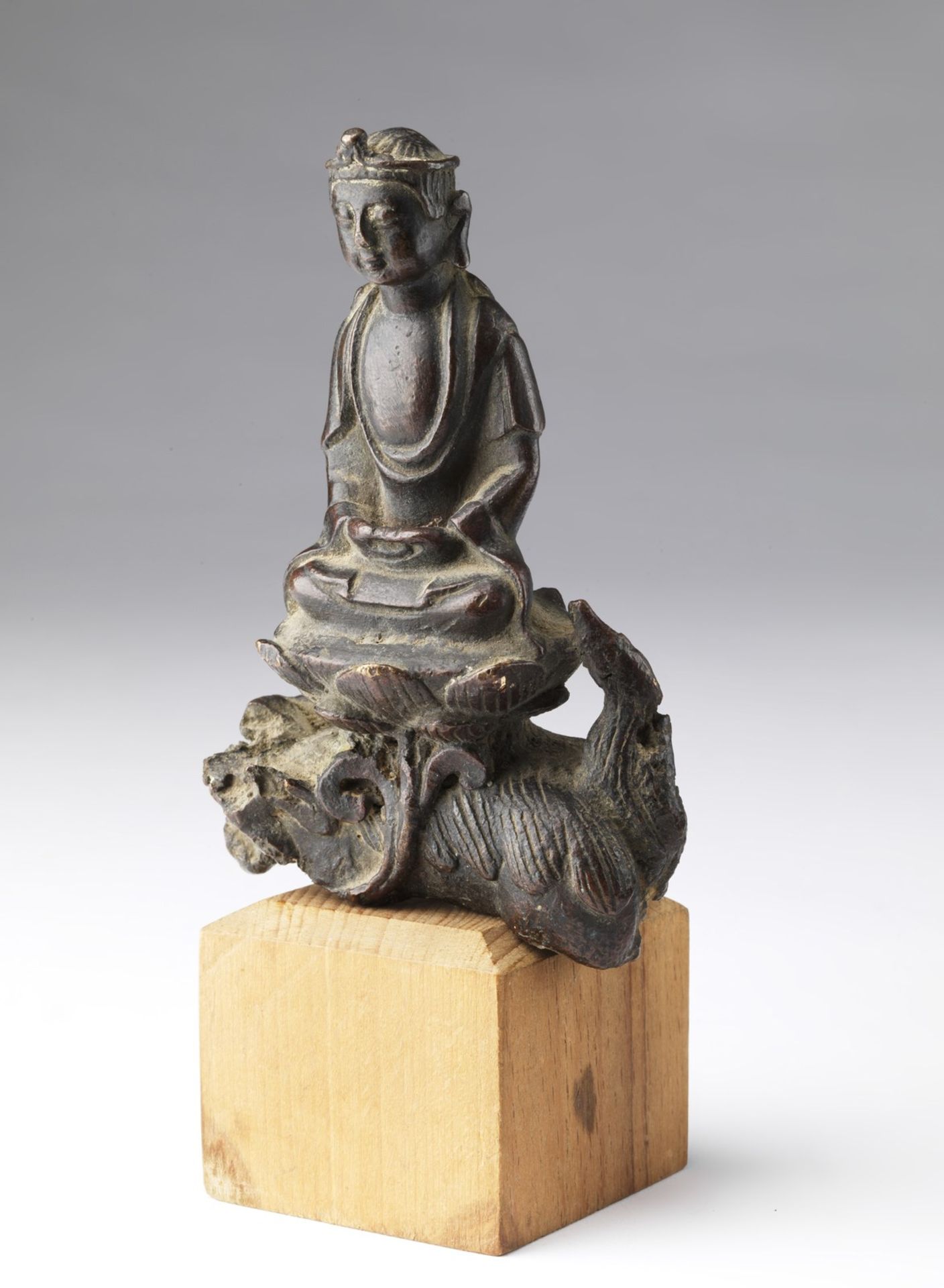 Arte Cinese A small bronze fragment portraying Manjusri seated on a lion China, Ming dynasty, 16th - Bild 2 aus 4