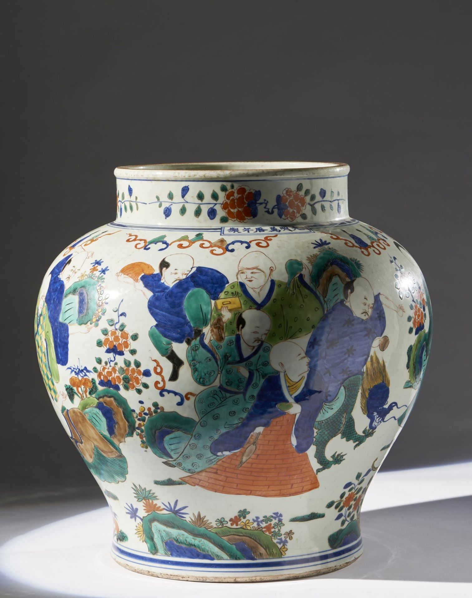 Arte Cinese A large wucai porcelain jar China, 20th century or earlier . - Bild 2 aus 5