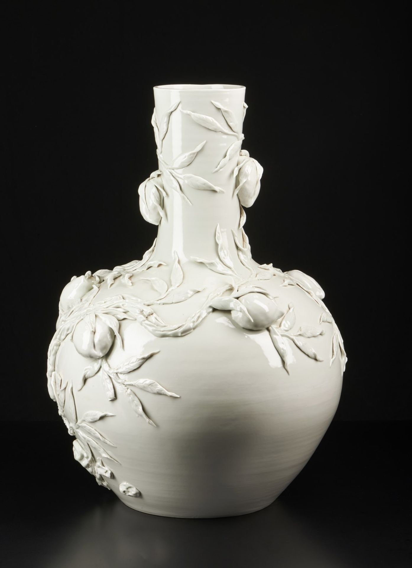 Arte Cinese A large globular blanc de Chine porcelain vase with vegetal decoration in relief China, - Bild 3 aus 4