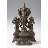 Arte Indiana A bronze figure of Lord Vishnu North Eastern India, Pala period, 11th century .