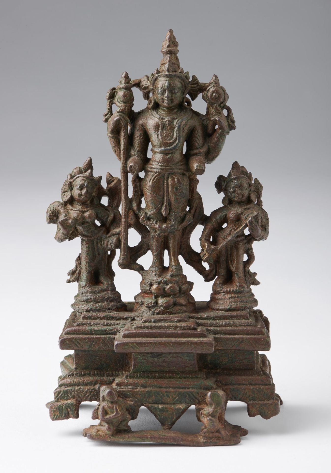 Arte Indiana A bronze figure of Lord Vishnu North Eastern India, Pala period, 11th century .