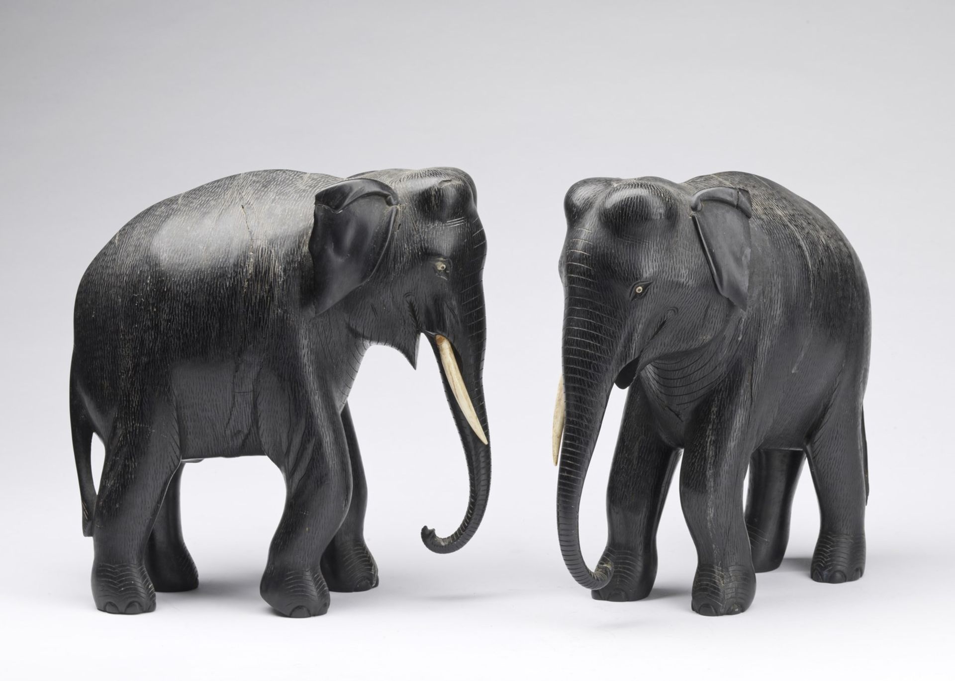 Naturalia A pair of ebony elephant shaped bookends India 19th century . - Bild 3 aus 4