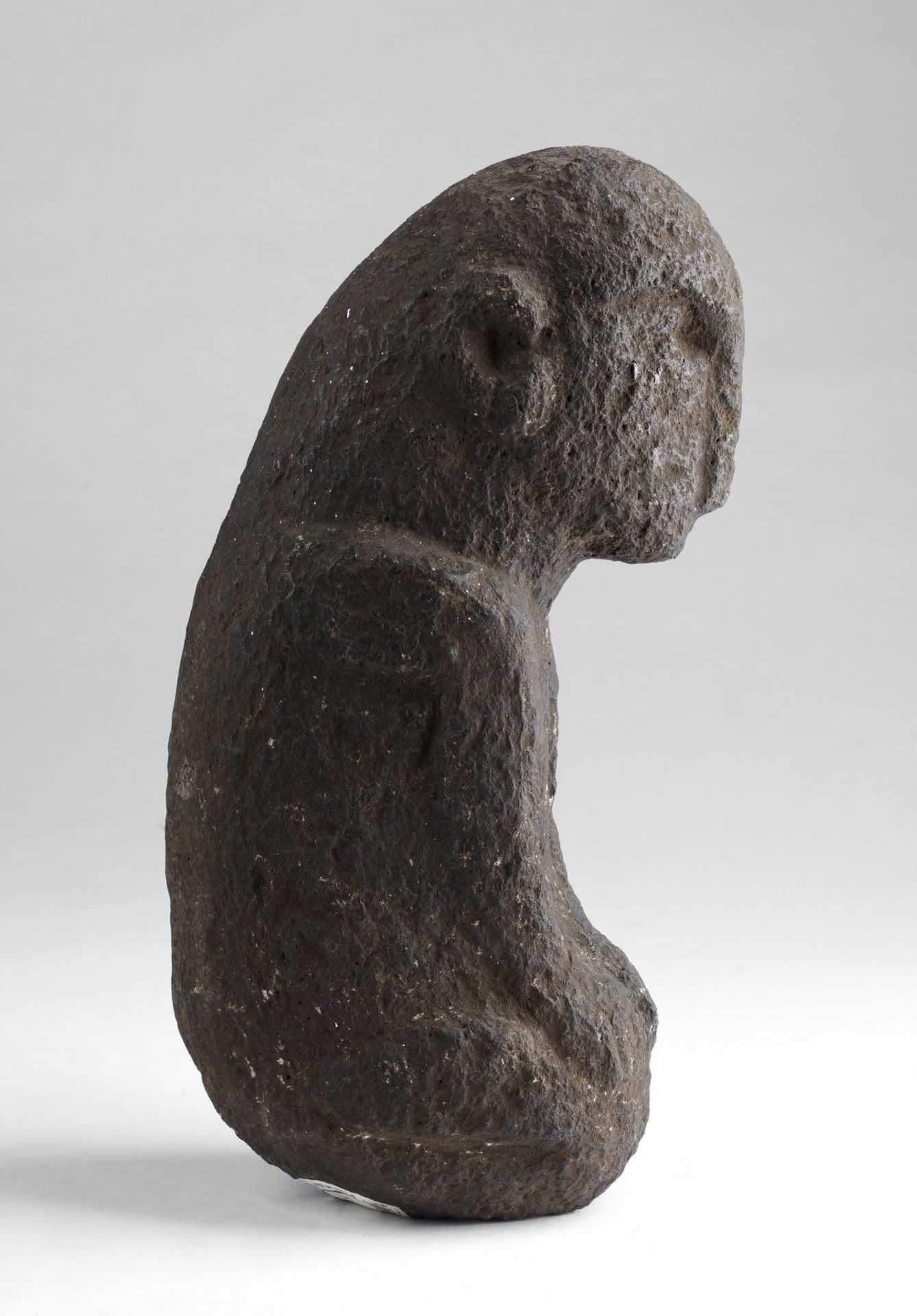 Arte africana A stone figure of a kneeling man Central Africa (?). - Bild 3 aus 7