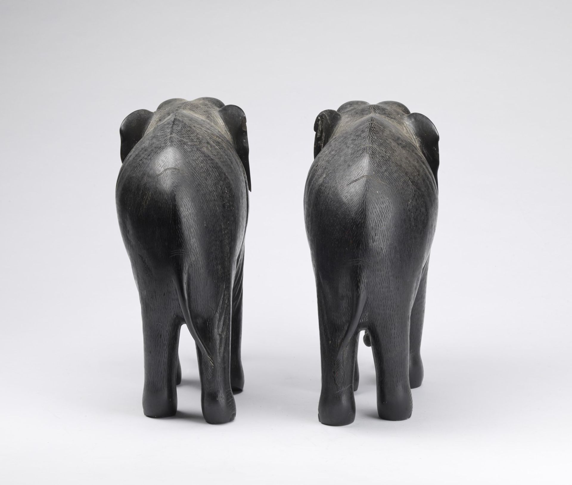 Naturalia A pair of ebony elephant shaped bookends India 19th century . - Bild 4 aus 4