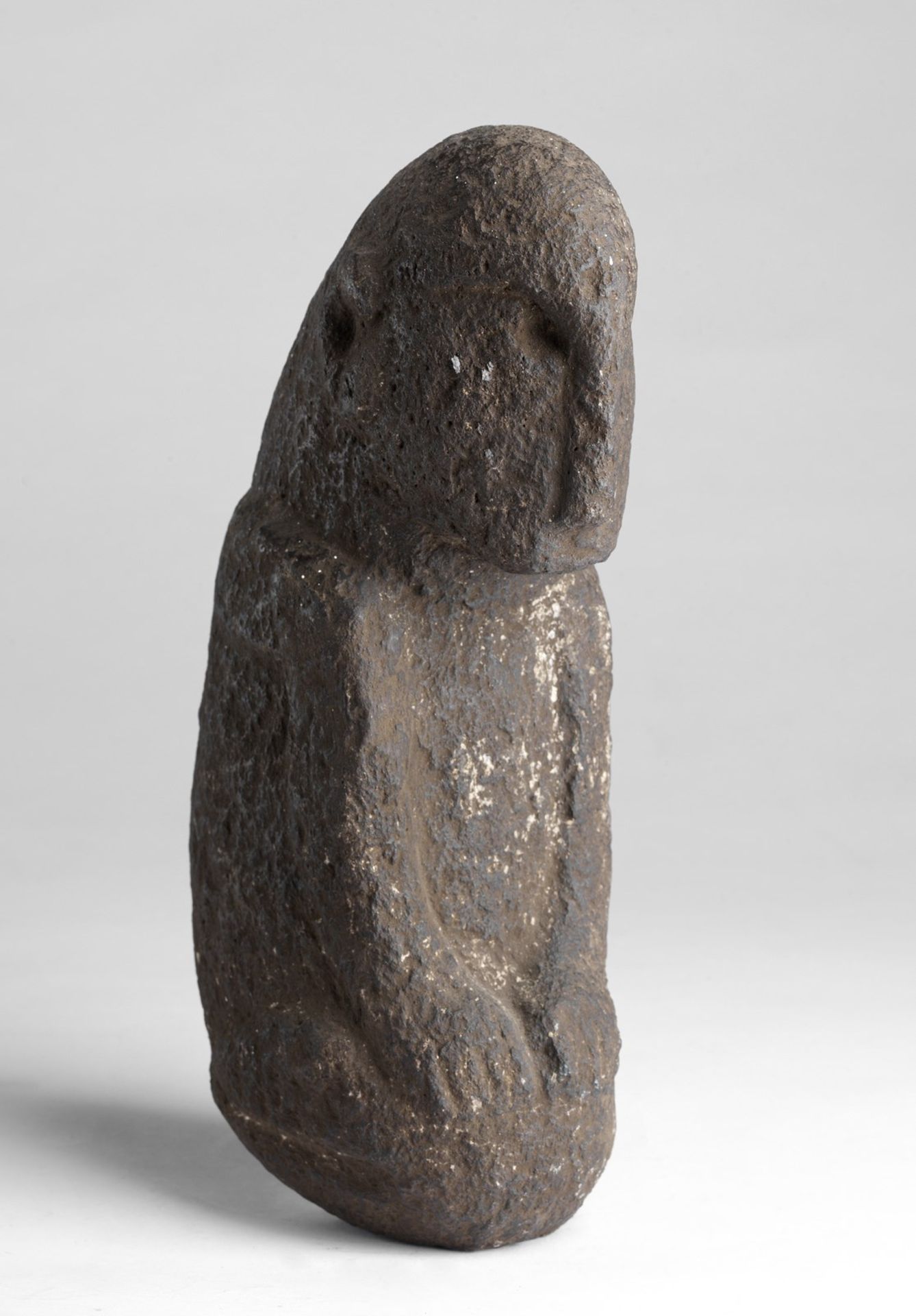 Arte africana A stone figure of a kneeling man Central Africa (?). - Bild 6 aus 7