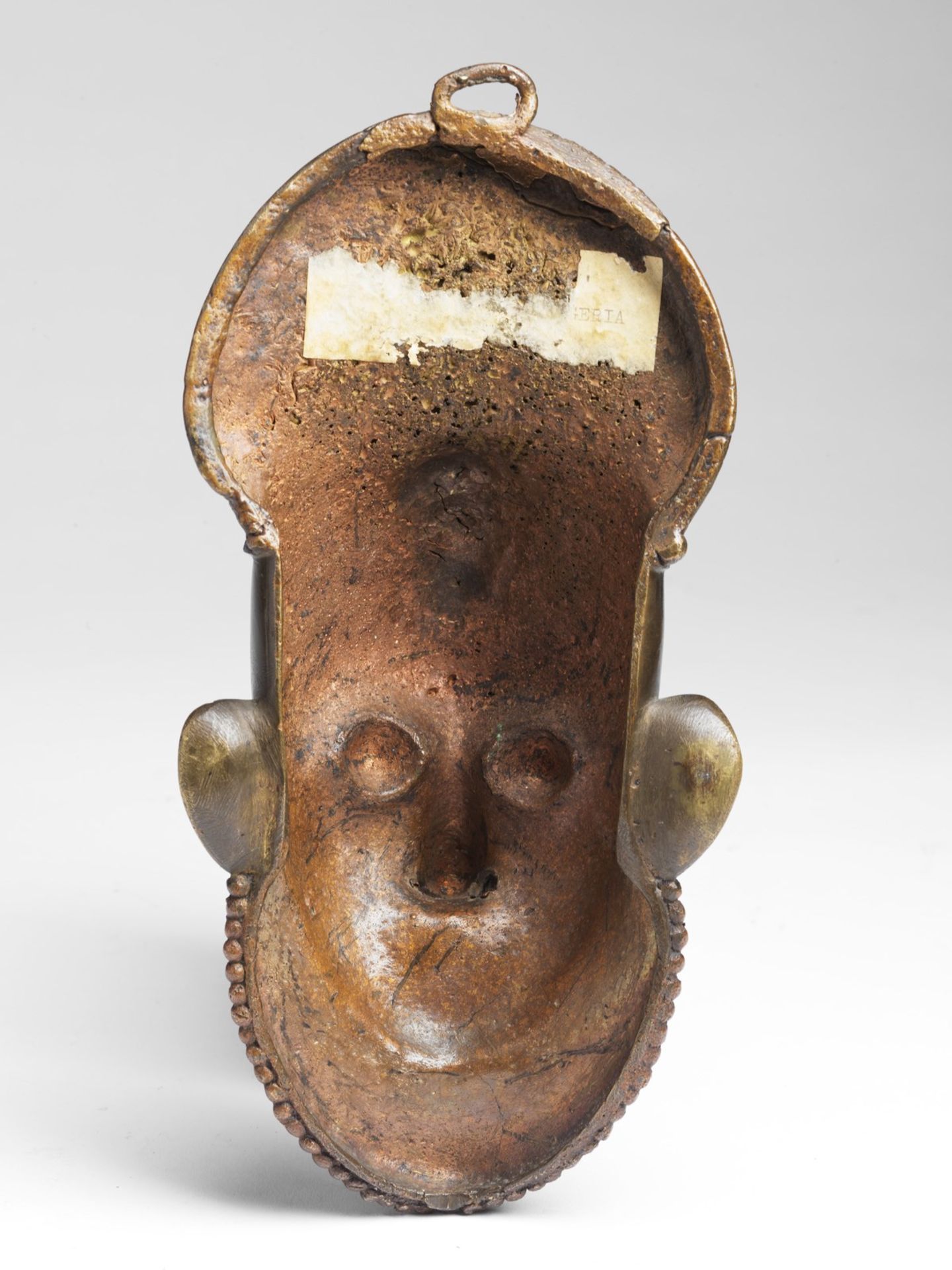 Arte africana Bronze mask, Bamum (?)Cameroon. - Bild 2 aus 2