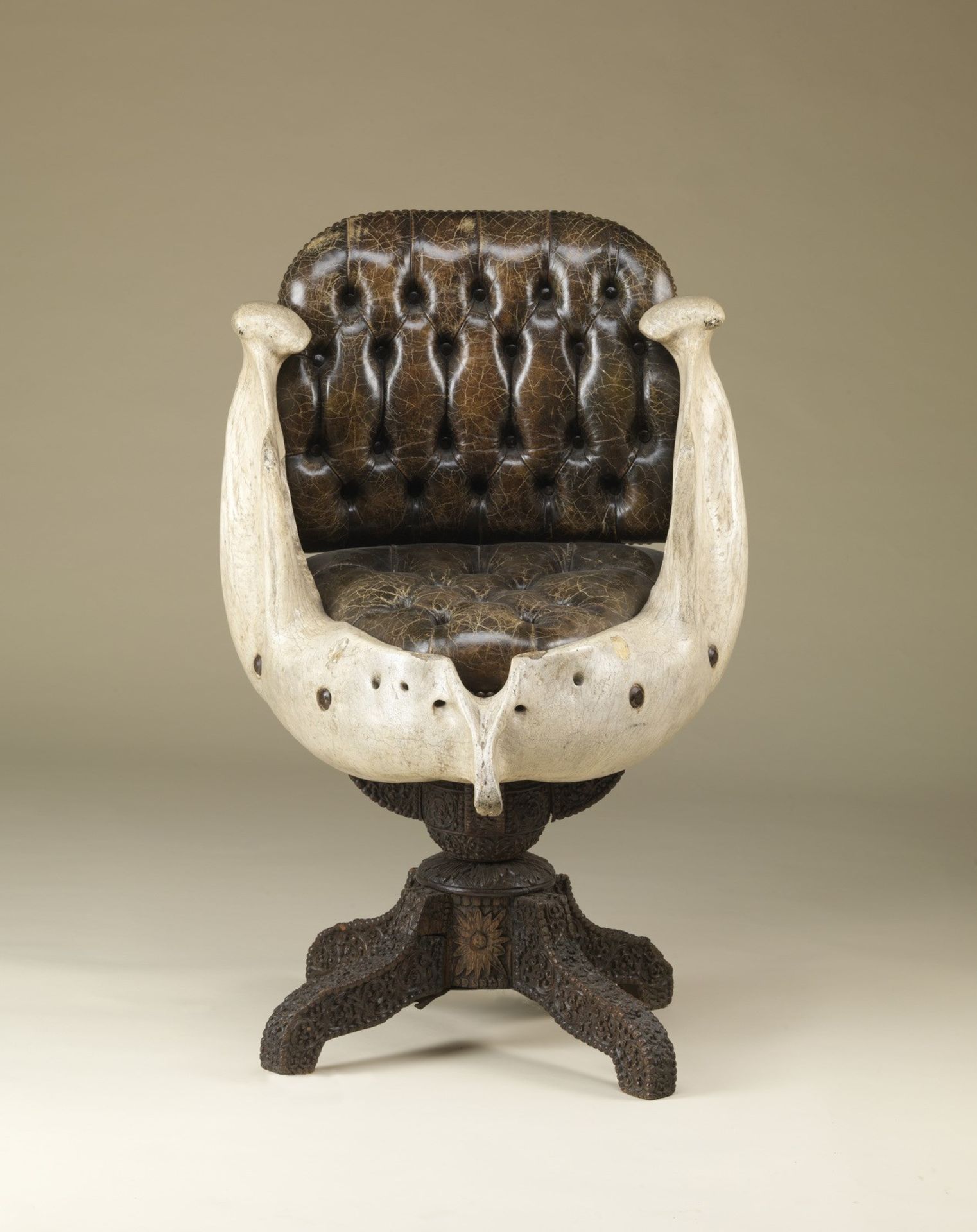 . A swivel armchair with elephant jaw England, 19th century . - Bild 2 aus 6