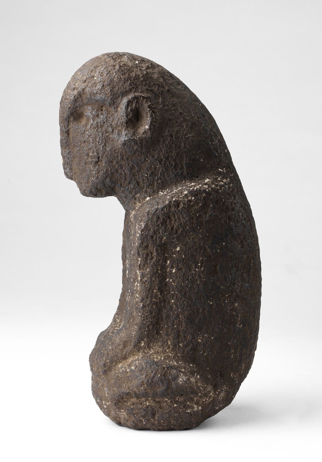 Arte africana A stone figure of a kneeling man Central Africa (?). - Bild 2 aus 7