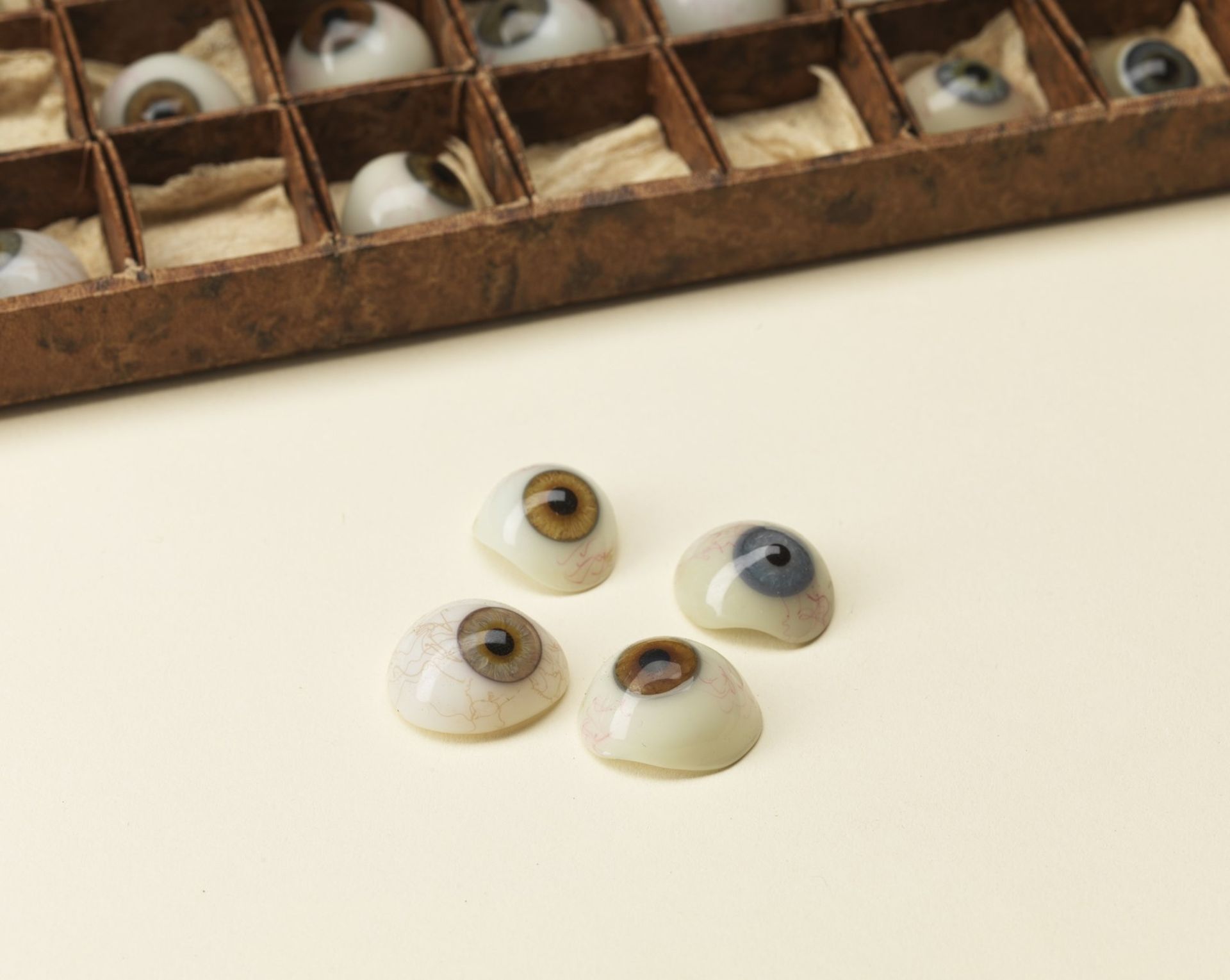 Naturalia Eye prostheses Europe, late 19th century . - Image 2 of 2