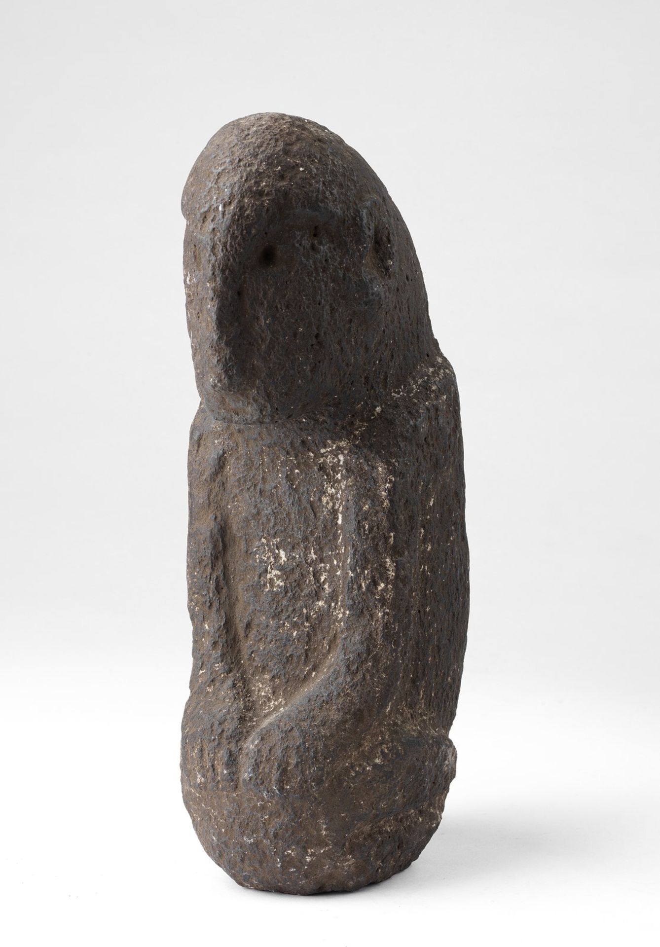 Arte africana A stone figure of a kneeling man Central Africa (?).