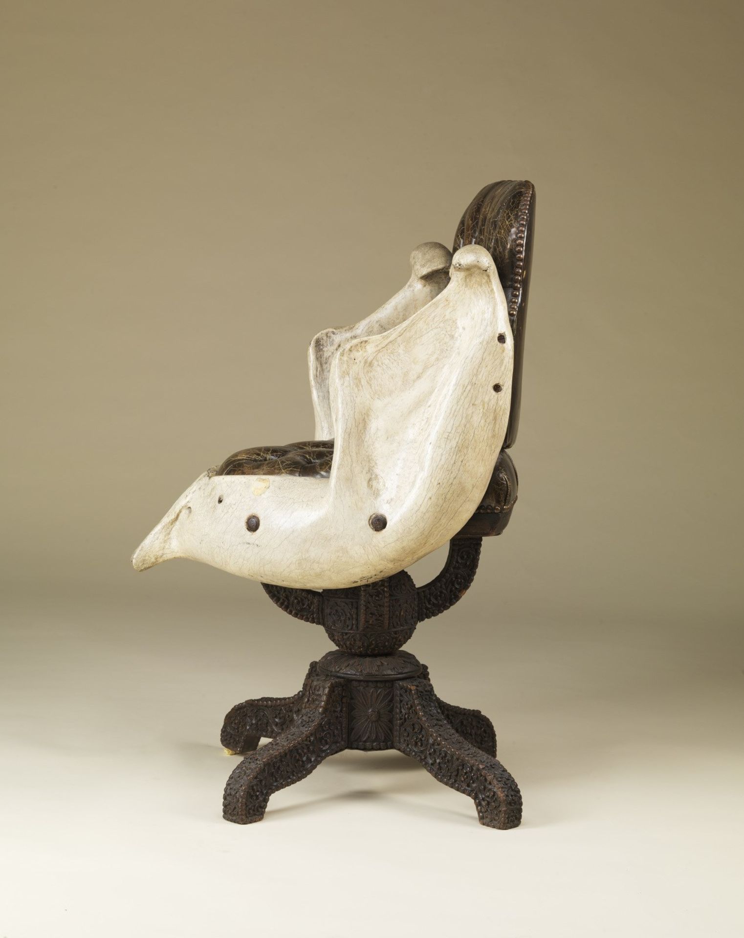 . A swivel armchair with elephant jaw England, 19th century . - Bild 3 aus 6