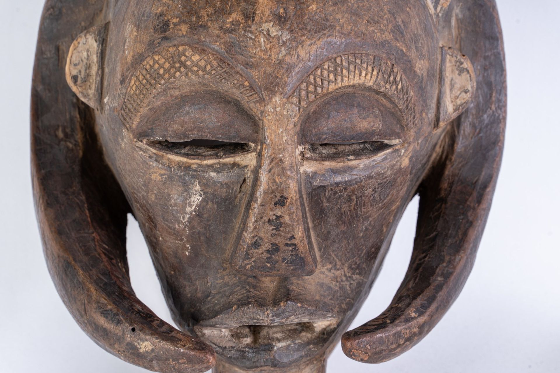 Arte africana Mask with horns, LubaD.R. Congo. - Bild 2 aus 4