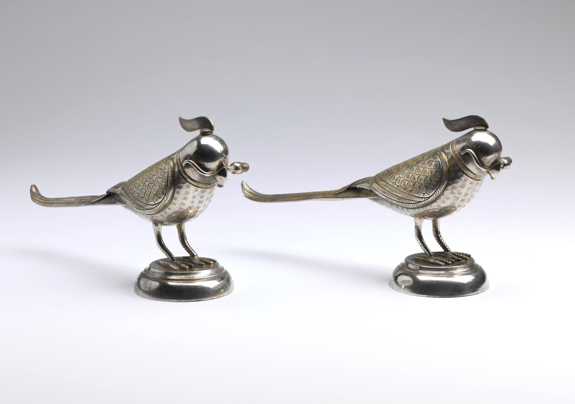 Arte Islamica A pair of silver bird shaped rose water sprinkler India, possibly Lucknow, 19th centu - Bild 2 aus 3