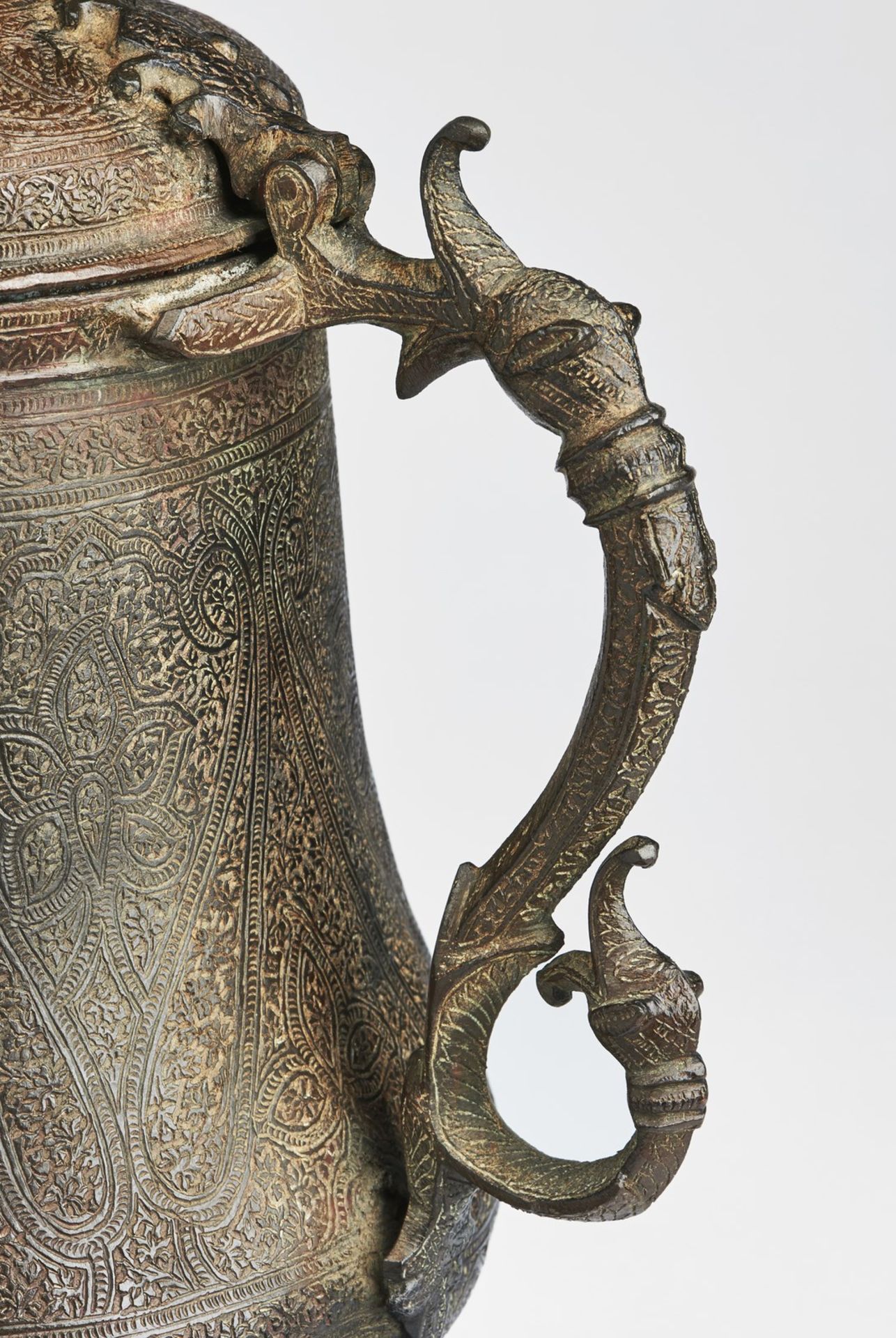 Arte Islamica A large copper ewer incised with interlaced vegetal motifs Kashmir, 19th century . - Bild 3 aus 3