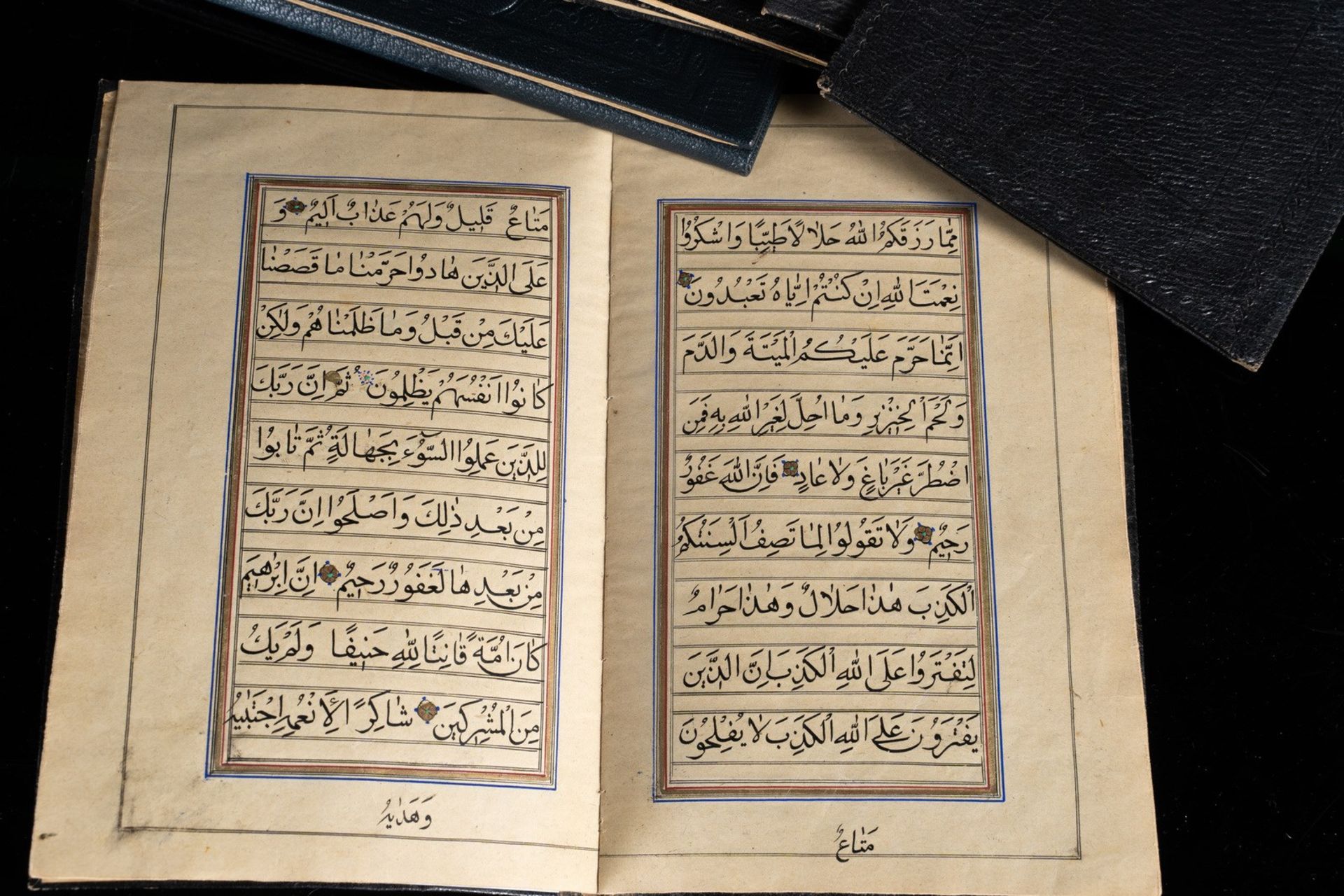 Arte Islamica Harrar al Ebad Abd Allah A group of eight Qajar juz Iran, 19th-early 20th century . - Bild 2 aus 6