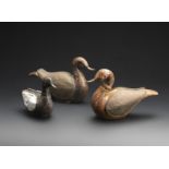 Arte Indiana A group of three wooden carved ducks India, 19th century .