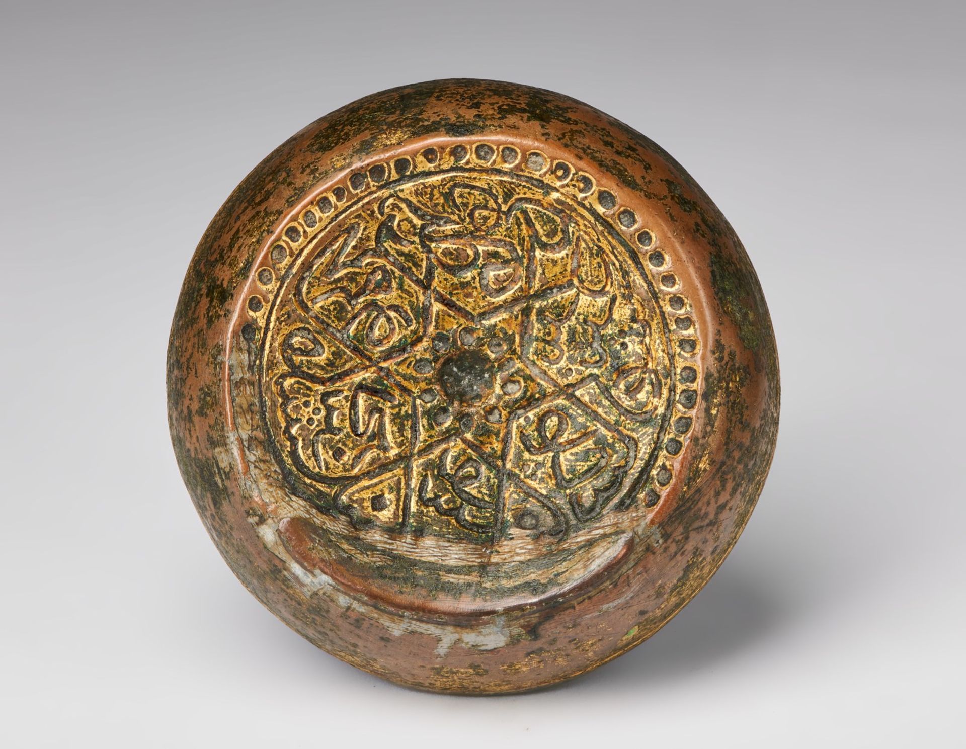 Arte Islamica A gilded copper (tombak) hammam bowl embossed with a star shaped lattice patternOttom - Bild 3 aus 3