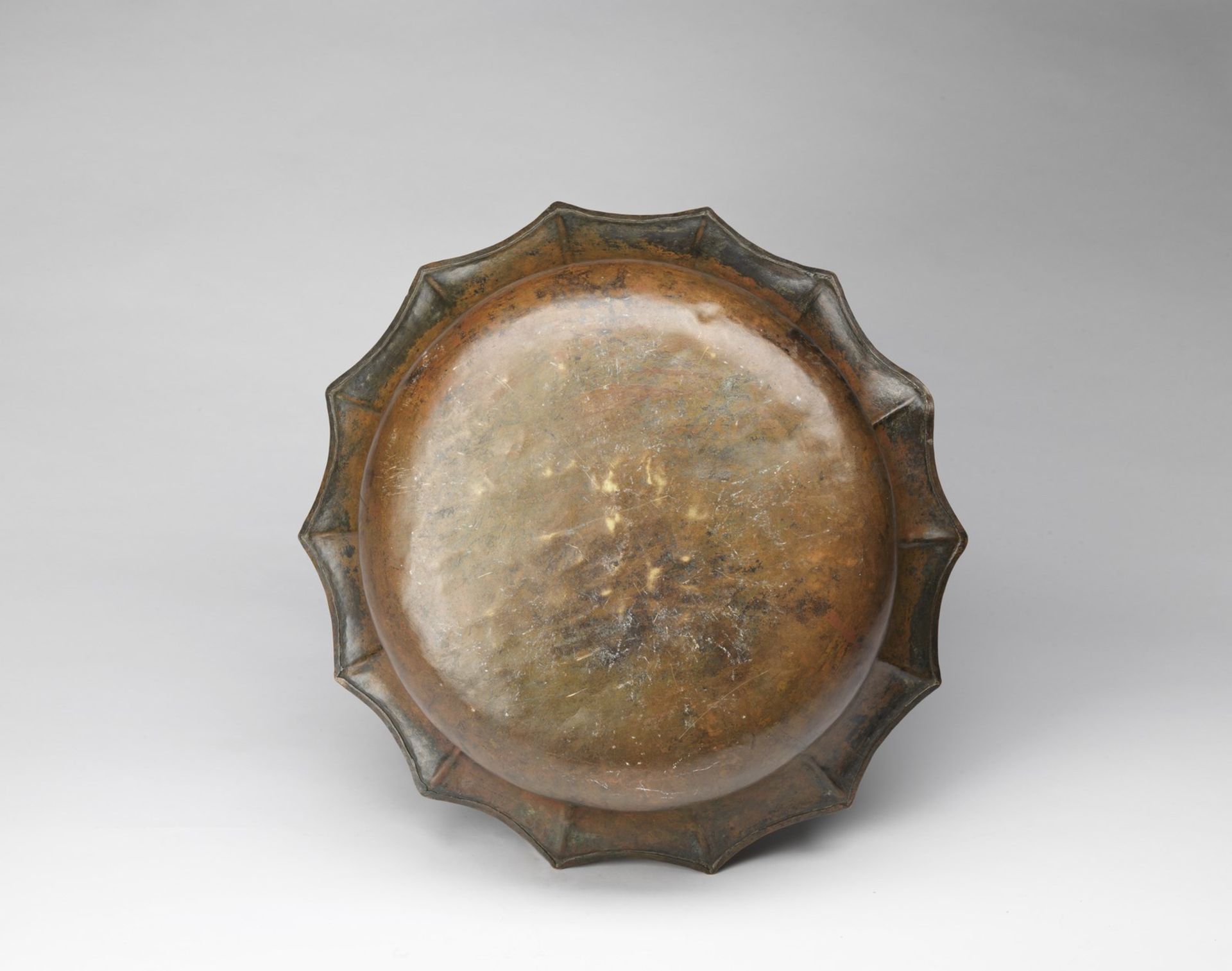 Arte Islamica A fine large bronze stellar basin engraved with sphinx over latticed background Khora - Bild 4 aus 4