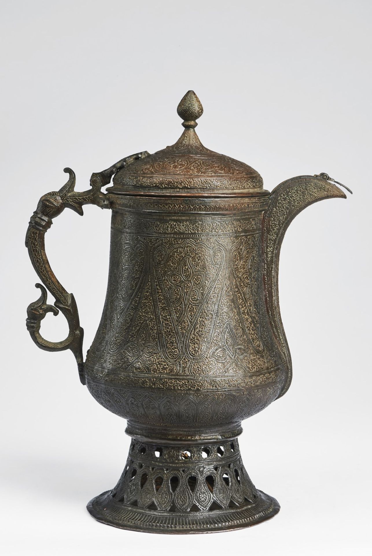 Arte Islamica A large copper ewer incised with interlaced vegetal motifs Kashmir, 19th century . - Bild 2 aus 3