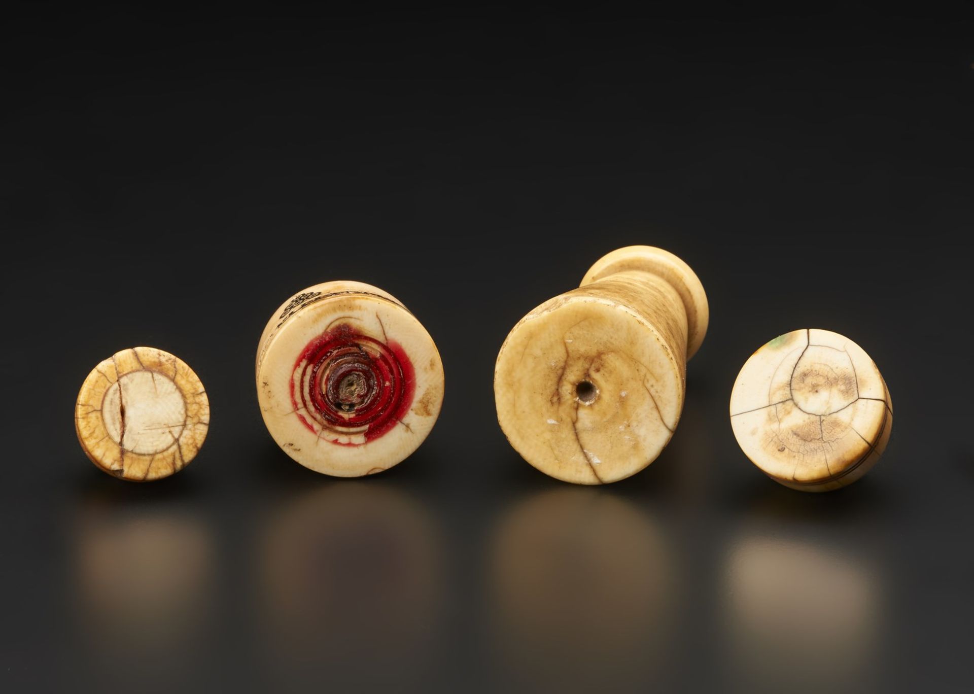Arte Islamica A group of four ivory games pieces East Iranian region, 9th-11th century or later . - Image 2 of 2