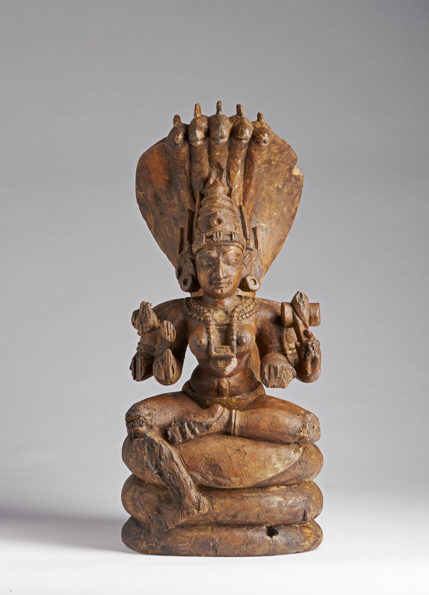 Arte Indiana A wooden carved figure of Padmavati with nagaIndia, Nayak, 18th century .