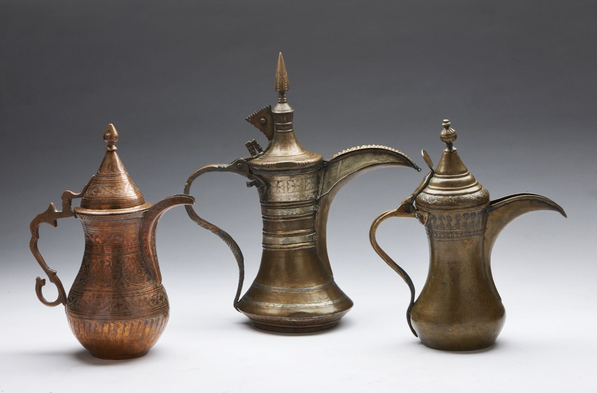 Arte Islamica Three metal jugs Afghanistan or Kashmir, late 19th - early 20th century . - Bild 2 aus 8