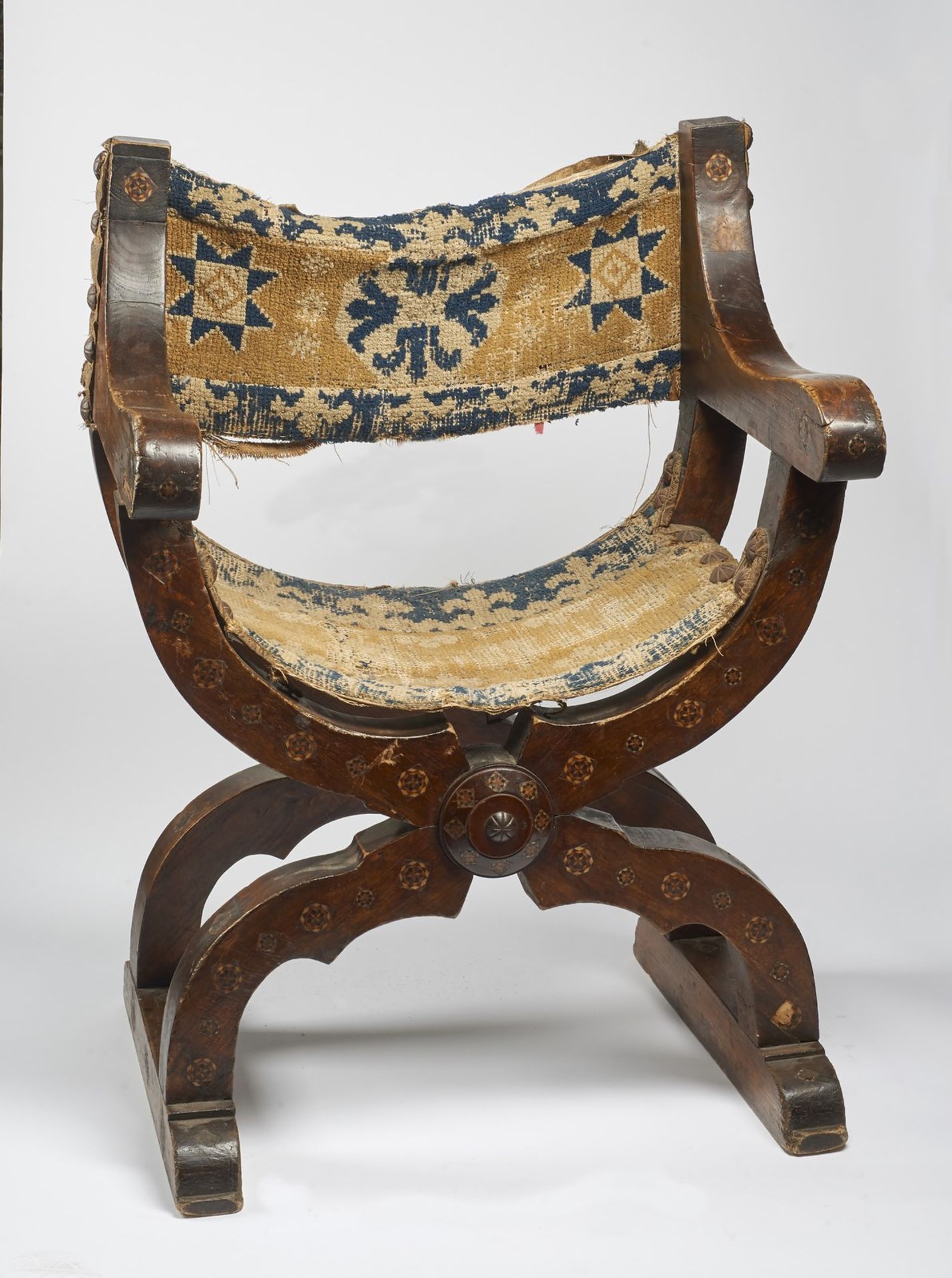 Arte Islamica A Moorish Spanish armchair in the Nasrid style .