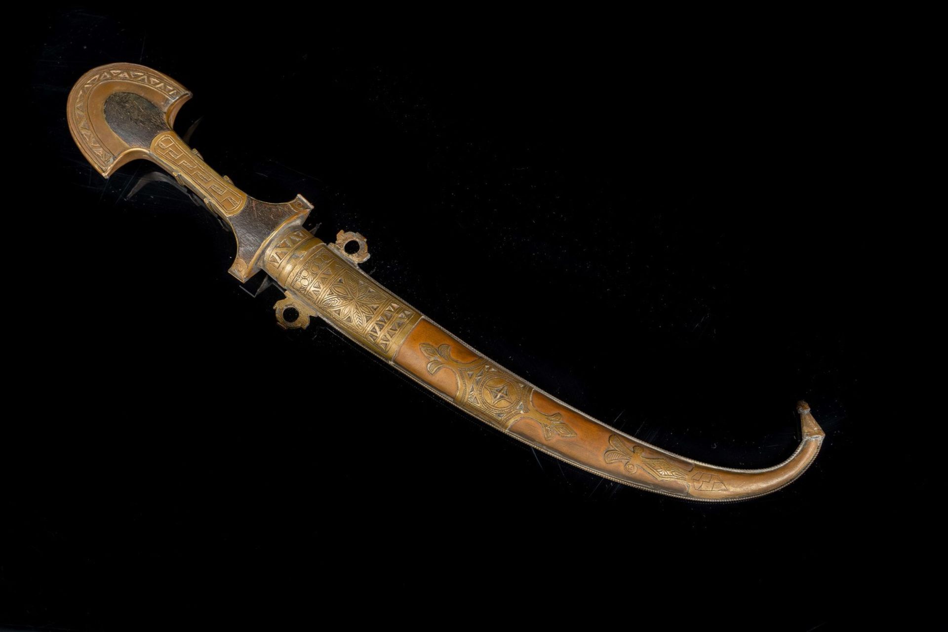 Arte Islamica Dagger with inlaid metal scabbard Africa, 19th - 20th century .