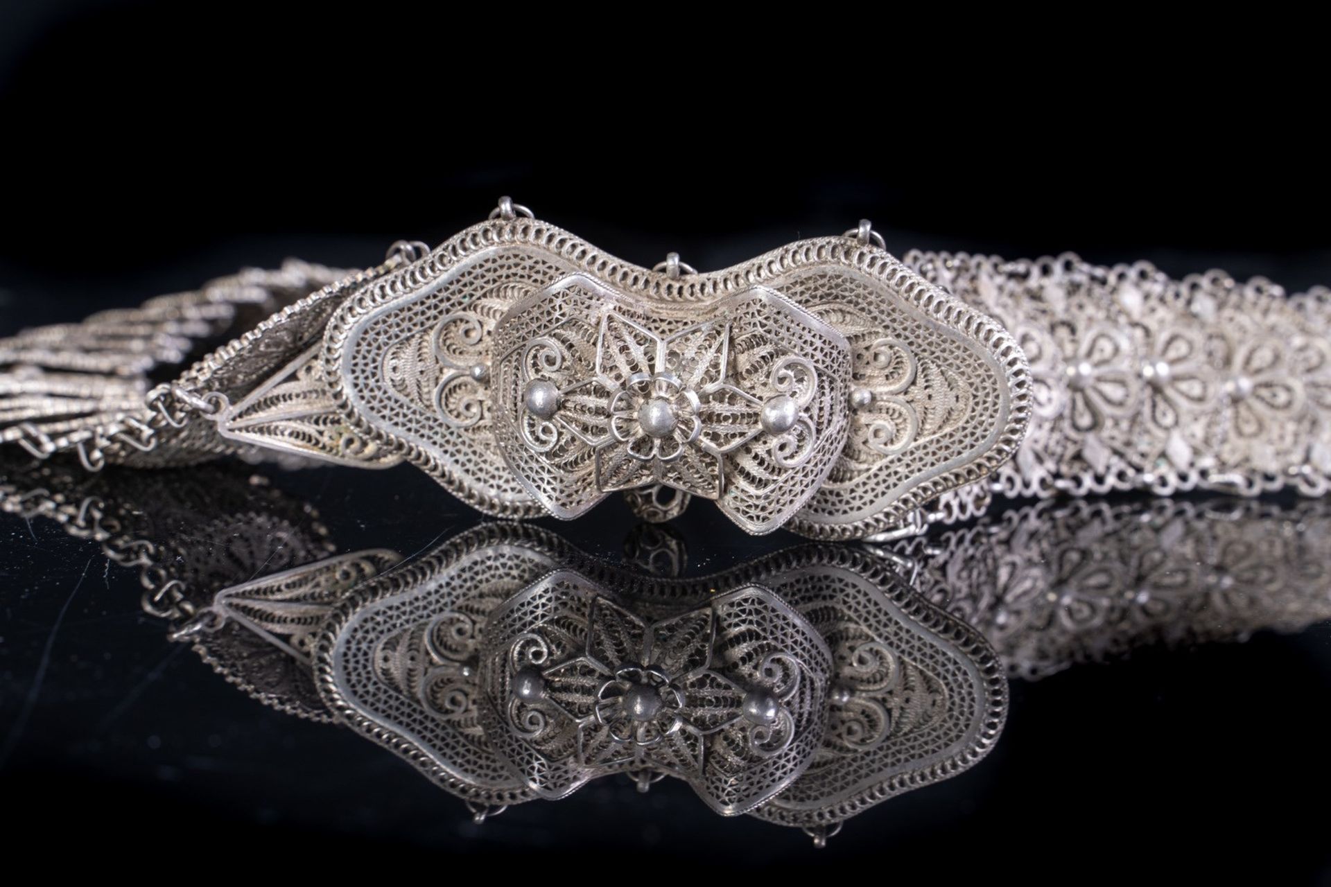 Arte Islamica An Ottoman silver filigree belt Ottoman empire, 19th century . - Image 2 of 4