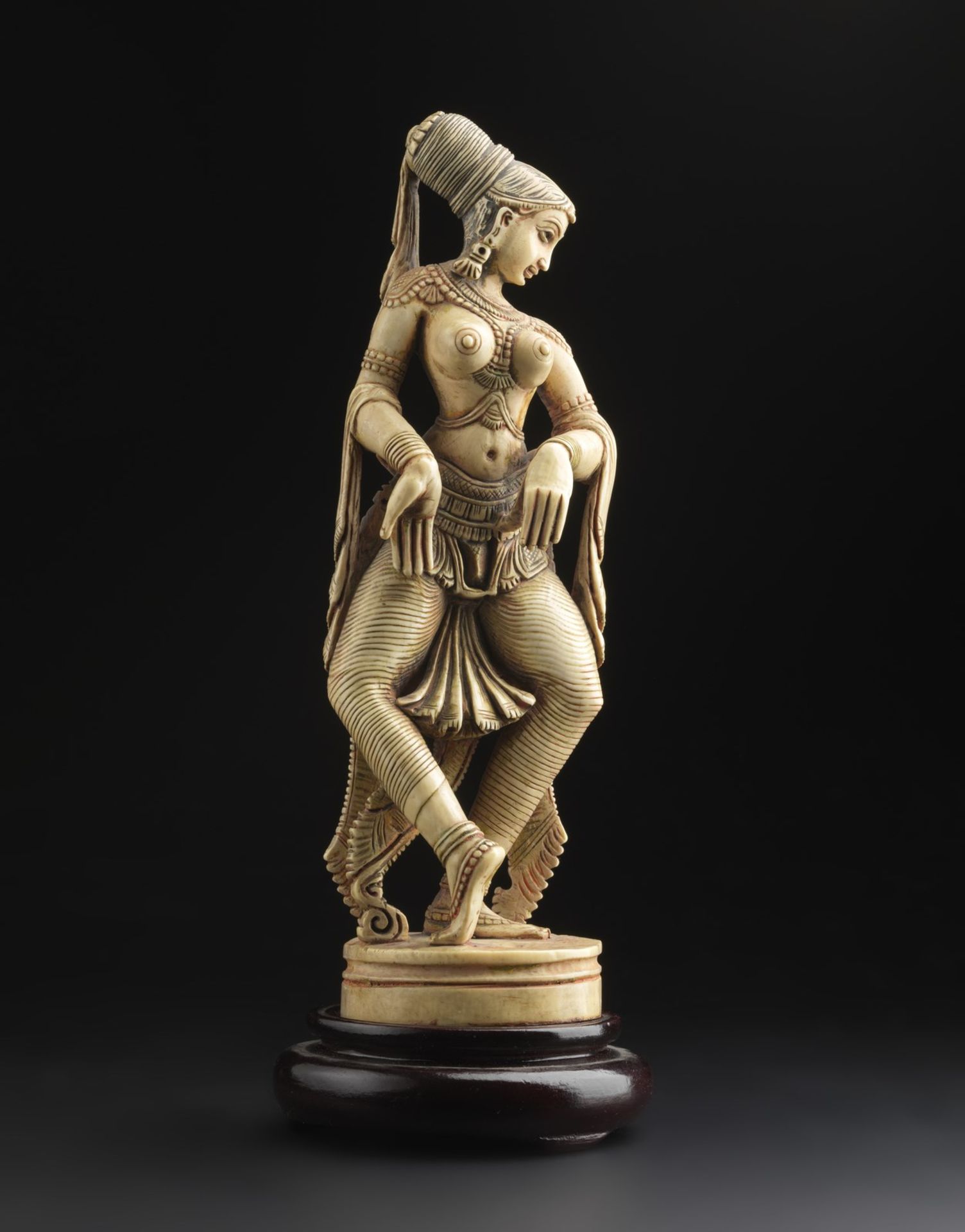 Arte Indiana An ivory figure of a lady India, possibly Deccan, early 20th century .