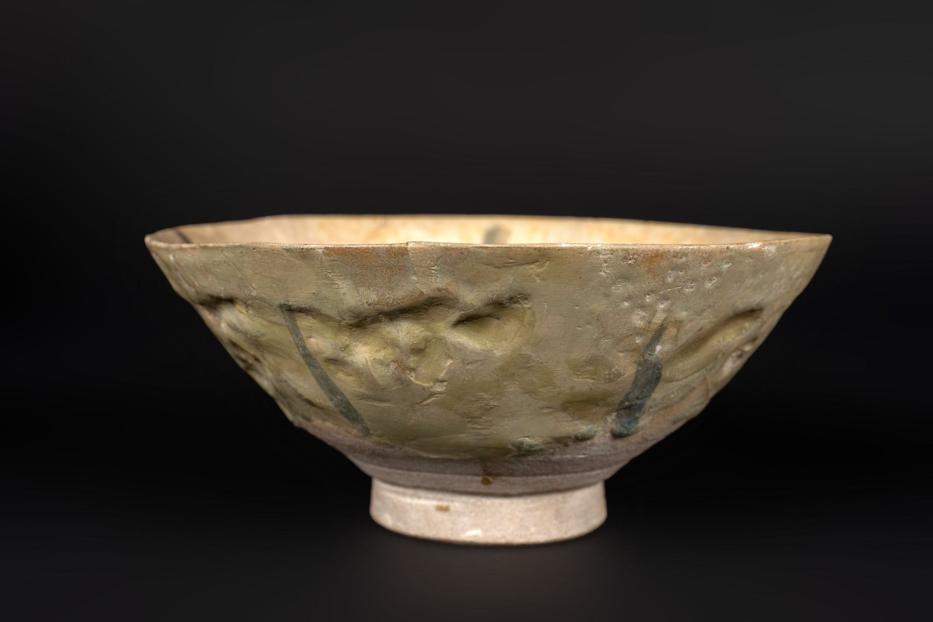 Arte Islamica A pierced (rice grain) pottery bowl with cobalt blue drips Iran, probabilmente Gorgan - Bild 2 aus 3