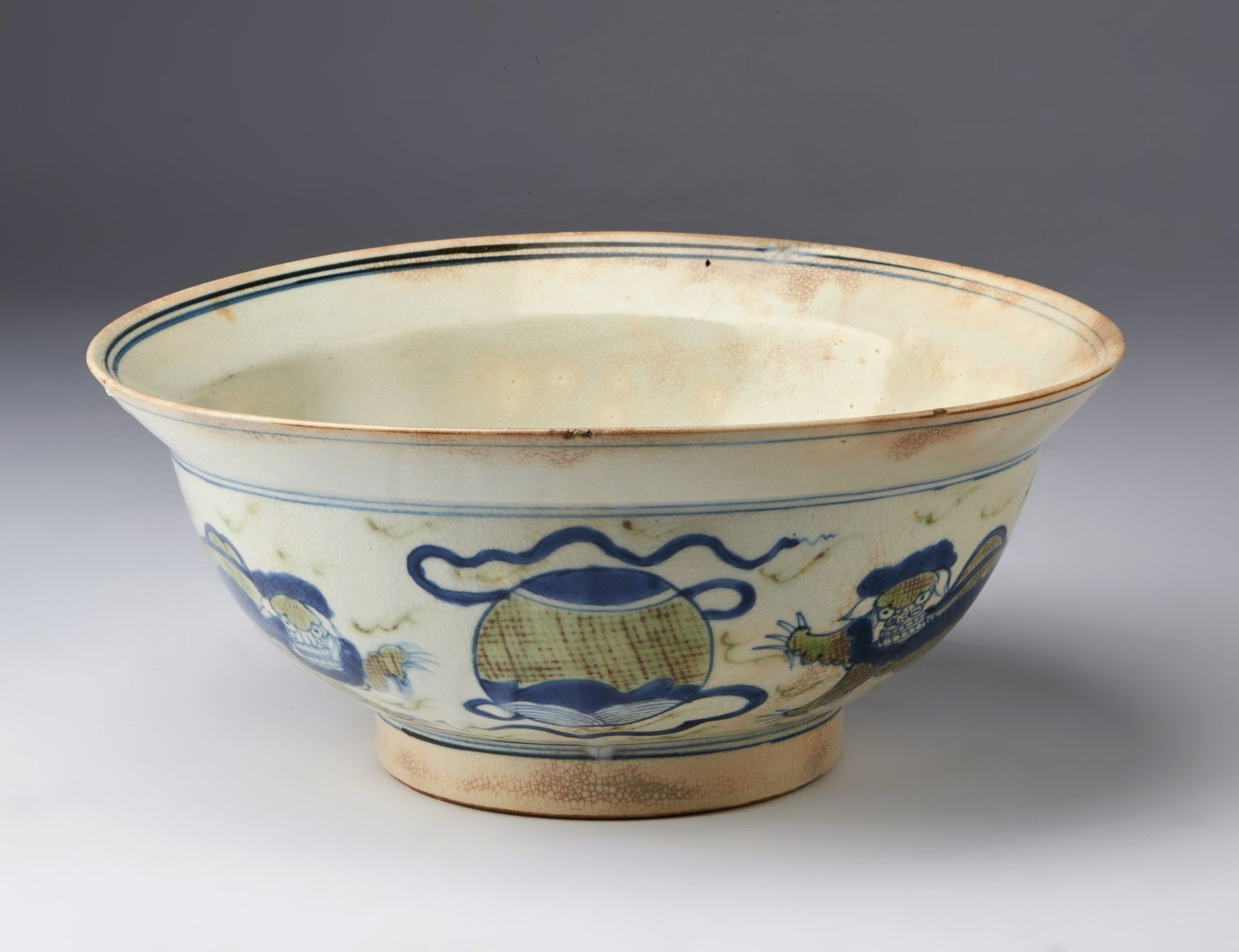 Arte Islamica A Ming Chinese style pottery bowl Possibly Safavid Iran, 17th century . - Bild 2 aus 4