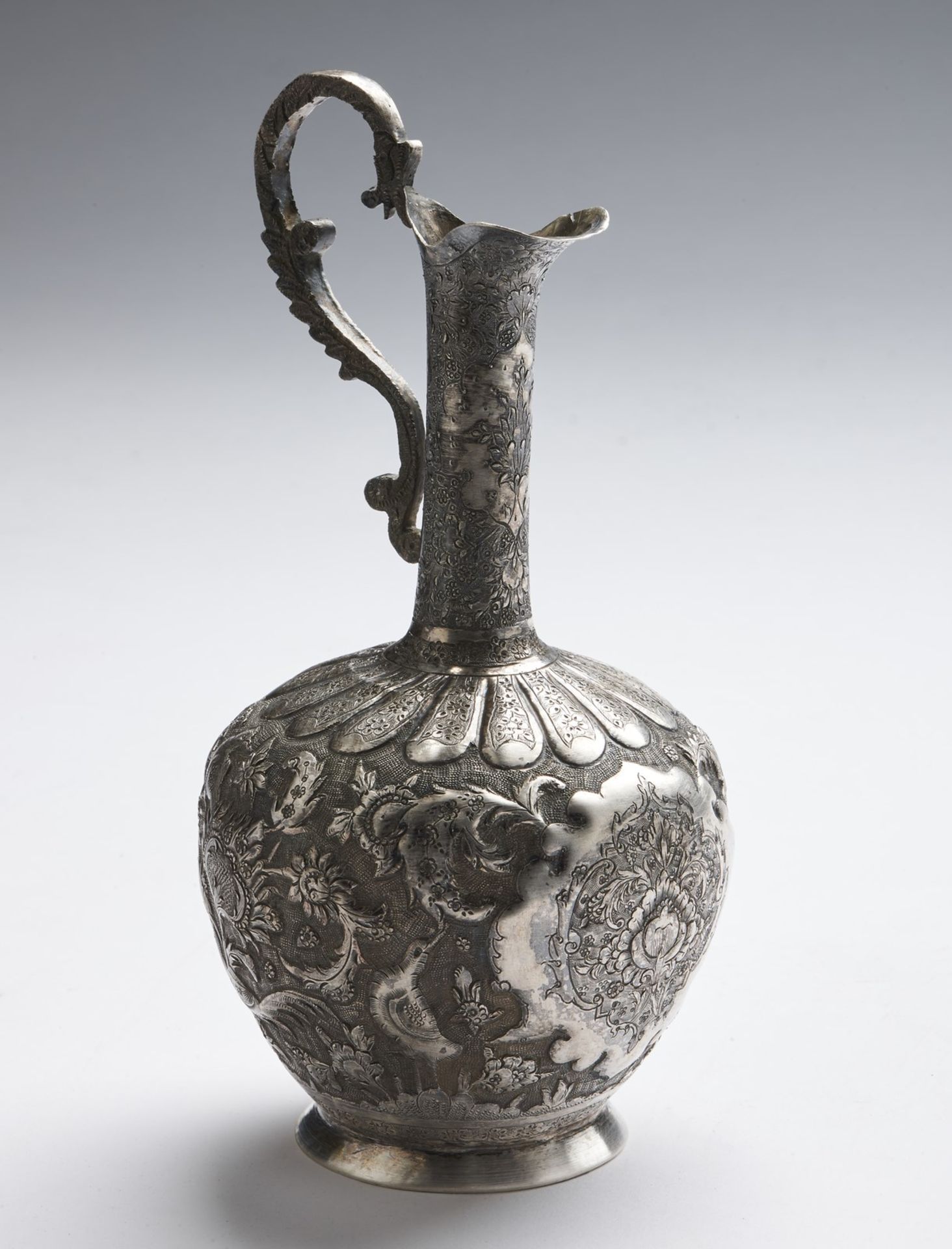 Arte Islamica A small silver jug decorated with birds and flowers Persia, 19th century . - Bild 5 aus 5