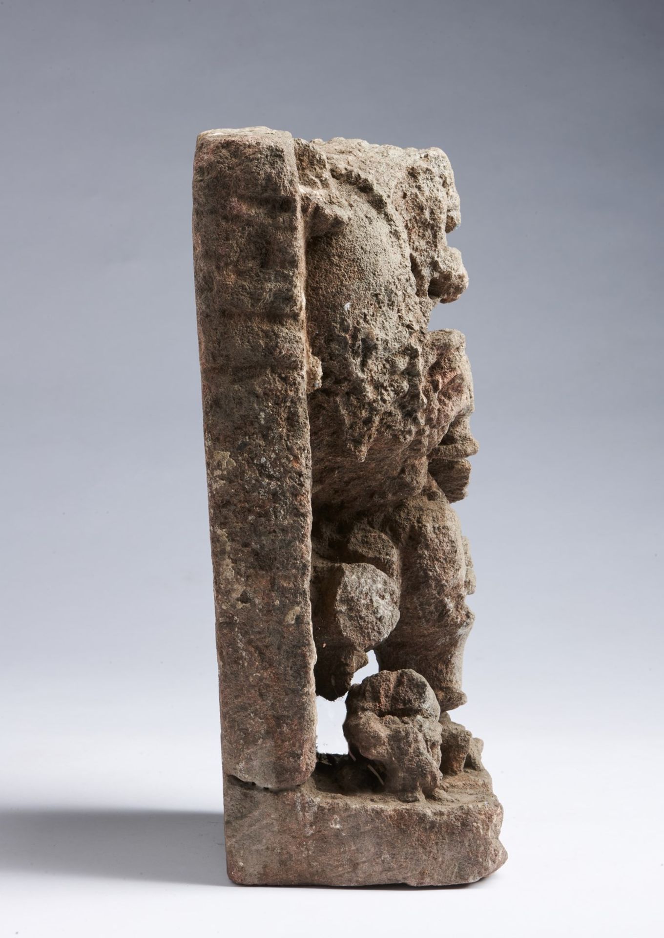 Arte Indiana A stone sculpture fragment depicting a rampant lionIndia, Orissa, Ganga dynasty, 15th - Bild 5 aus 5