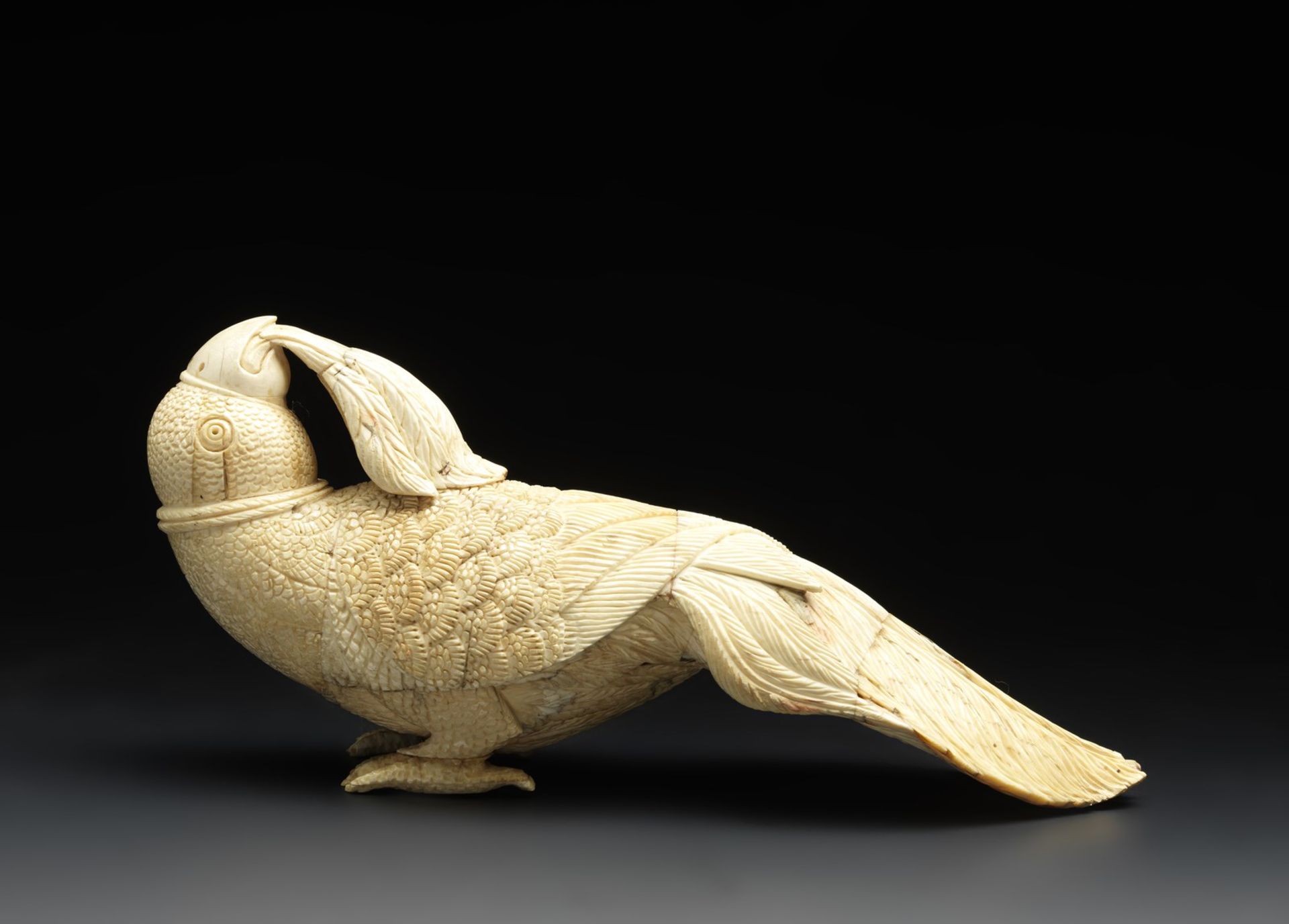 Arte Indiana A large peacock shaped ivory carving North-Eastern India, Bengal, late 19th-early 20th - Image 3 of 4