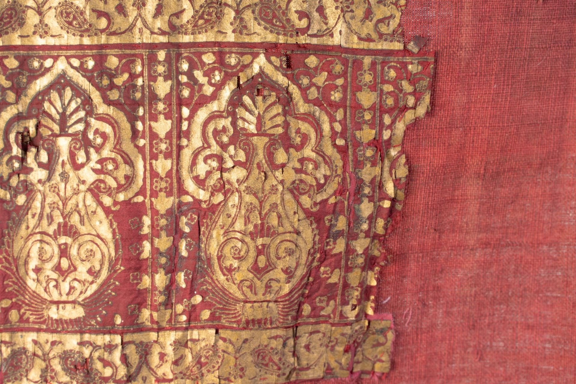 Arte Islamica An early Mughal textile fragment decorated with gold leafIndia, 16th-17th century . - Bild 3 aus 3