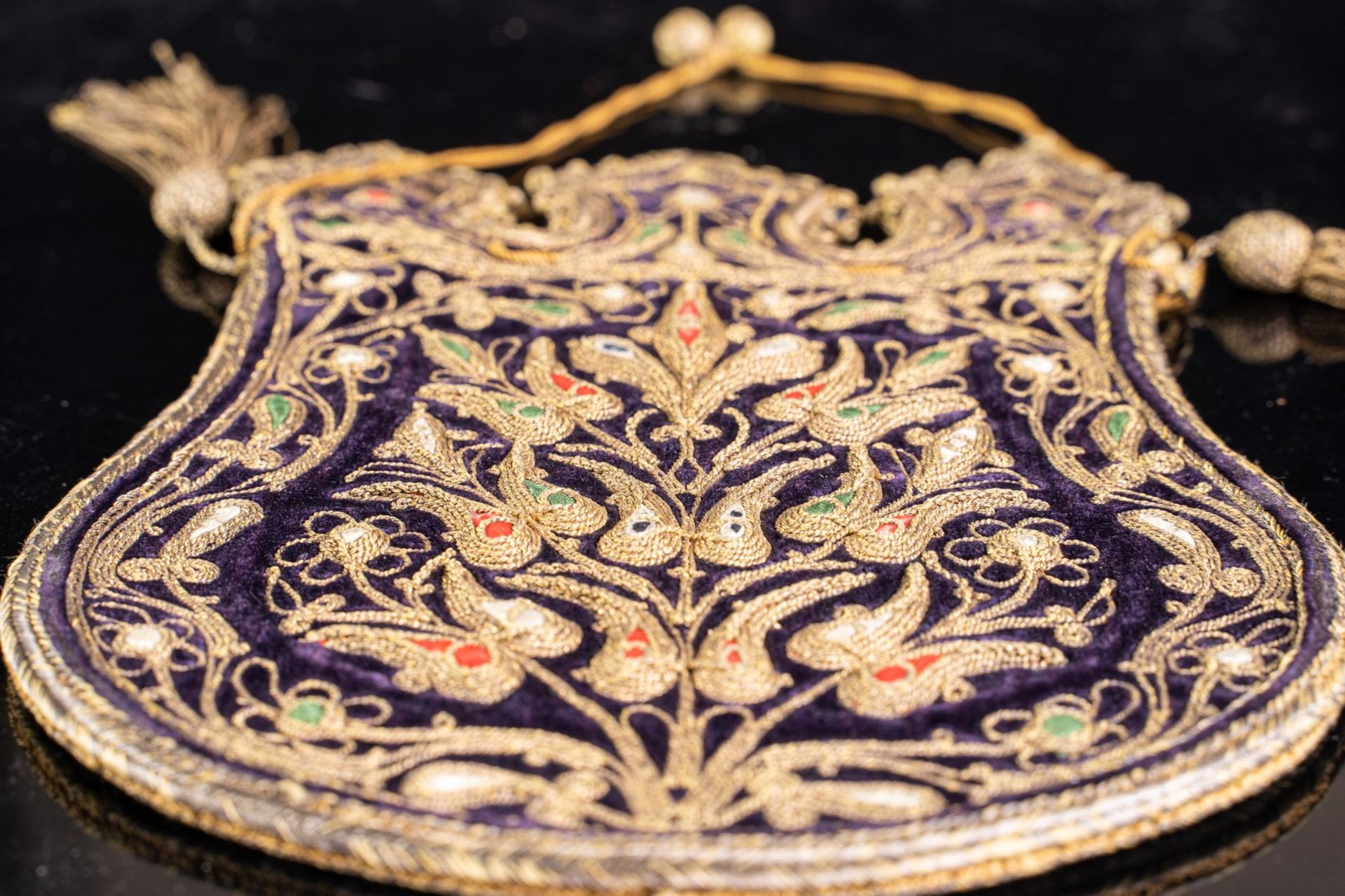 Arte Islamica An Ottoman velvet purse embroidered with flowersOttoman Empire, possibly Greece, 18th - Image 2 of 4