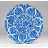 Arte Islamica A large Safavid blue and white pottery charger in the Chinese taste Persia, 17th cent