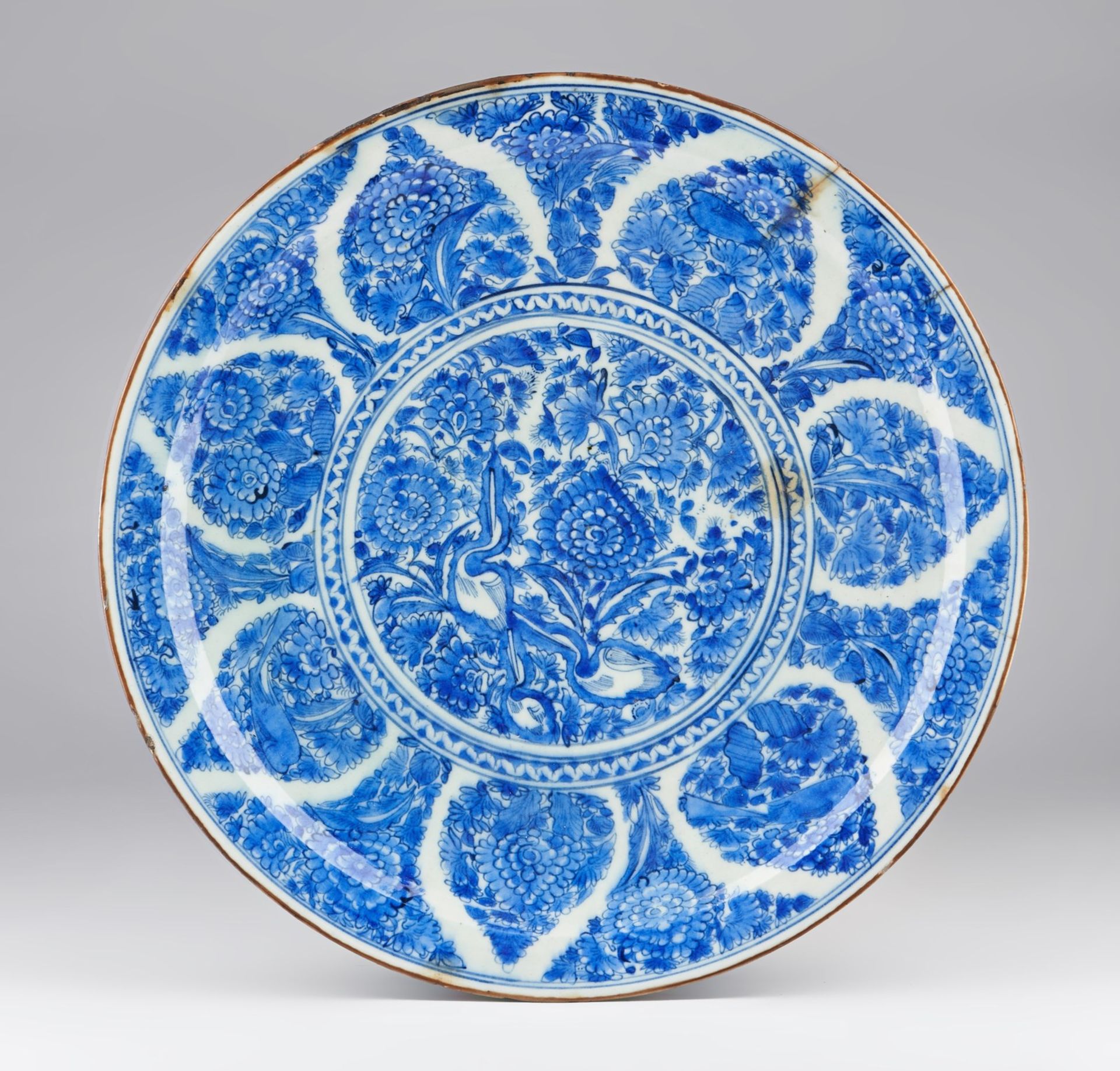 Arte Islamica A large Safavid blue and white pottery charger in the Chinese taste Persia, 17th cent