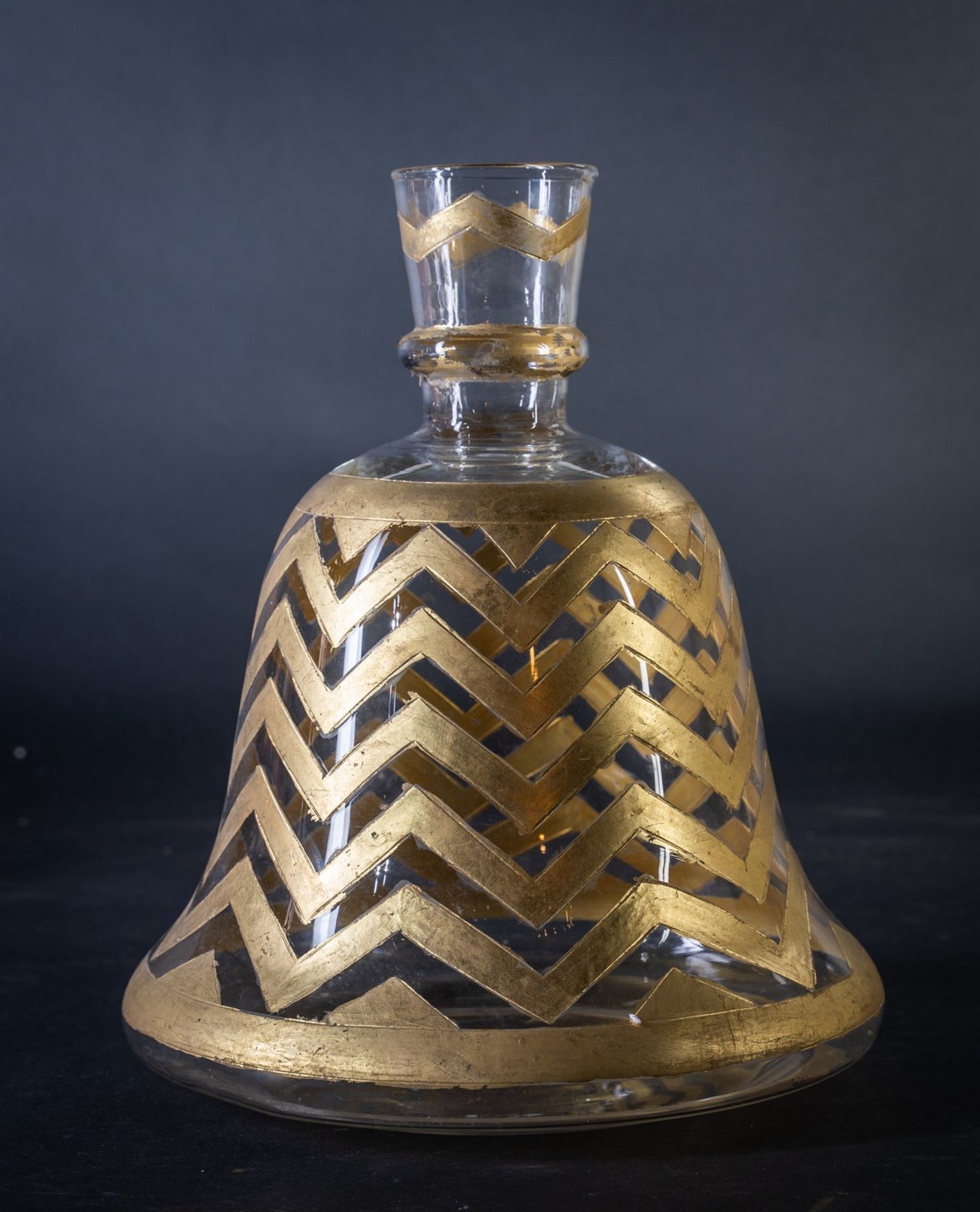 Arte Indiana A Mughal bell shaped glass huqqa base decorated with gilded chevrons India, 19th centu - Image 2 of 7