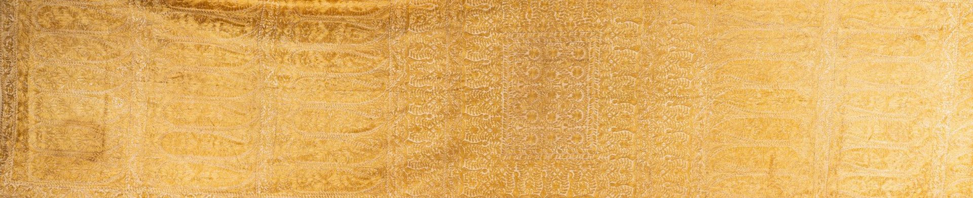 Arte Islamica A fine silk sari textile embroidered with buteh leaves India, 19th century .