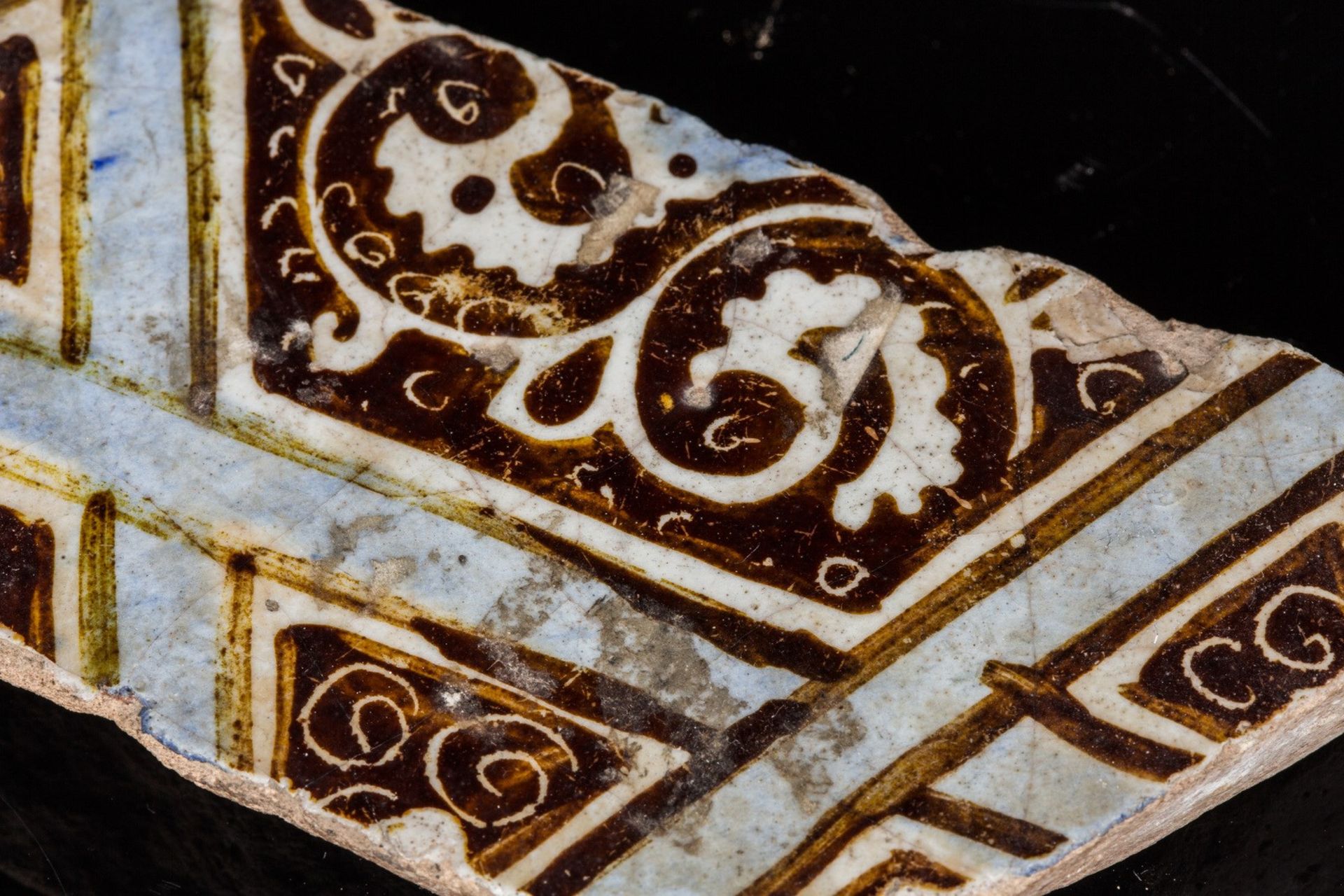 Arte Islamica A lot composed of three Islamic star tile fragmentsIran, 12th - 14th century . - Bild 2 aus 4