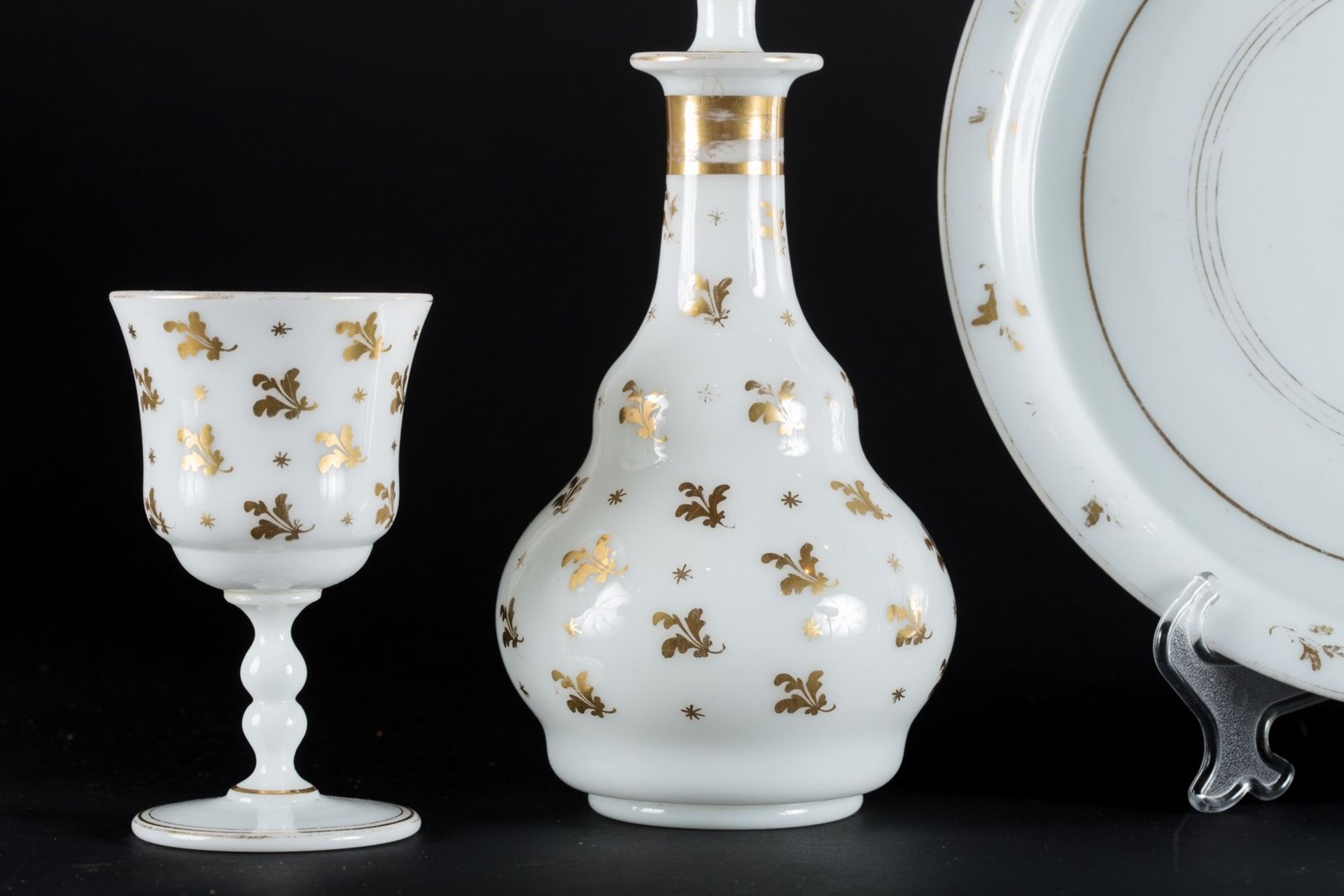 Arte Islamica A Beykoz white opaline glass night set with gilded floral decoration Turkey, 19th cen - Image 2 of 4