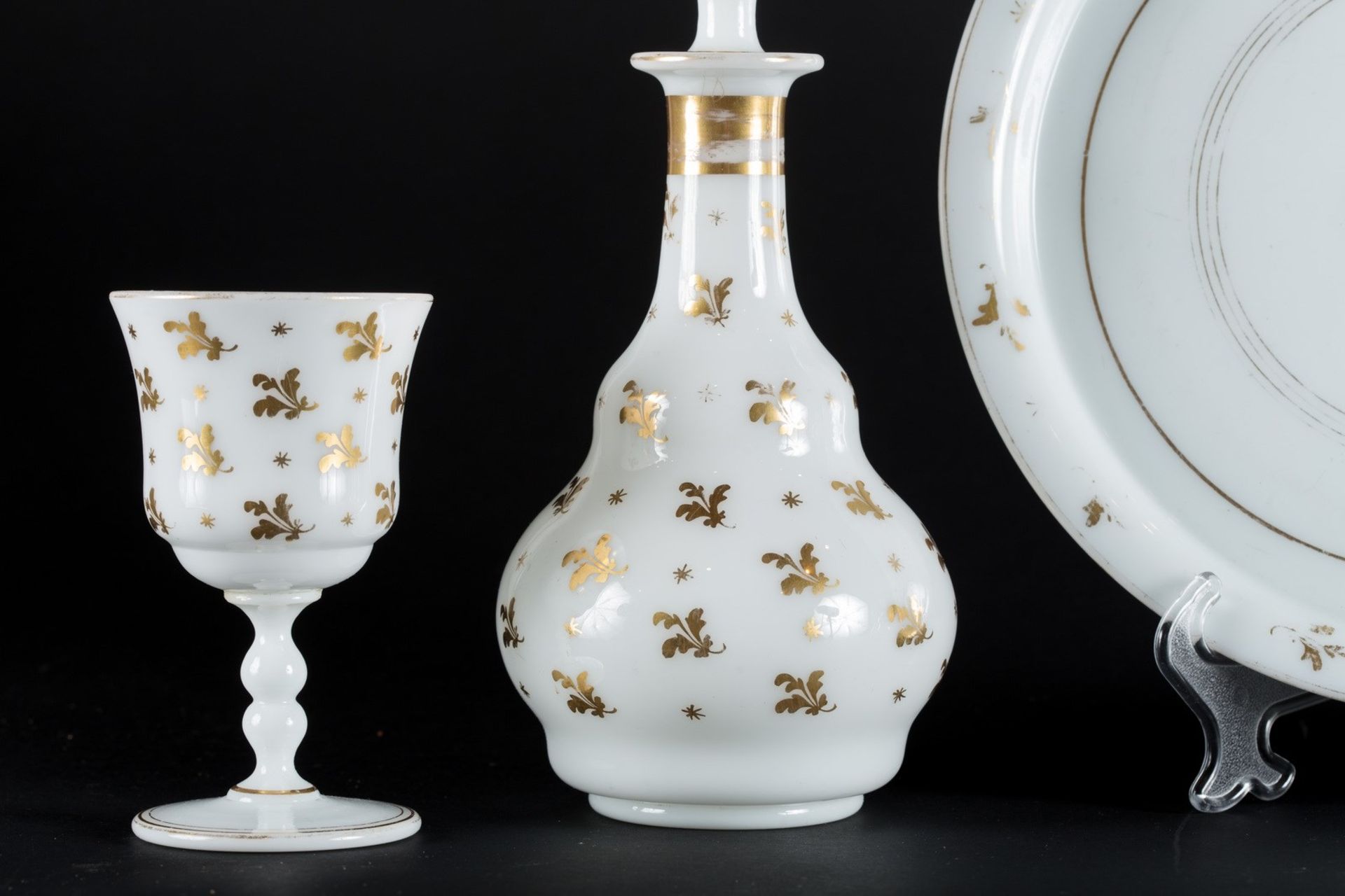 Arte Islamica A Beykoz white opaline glass night set with gilded floral decoration Turkey, 19th cen - Bild 2 aus 4