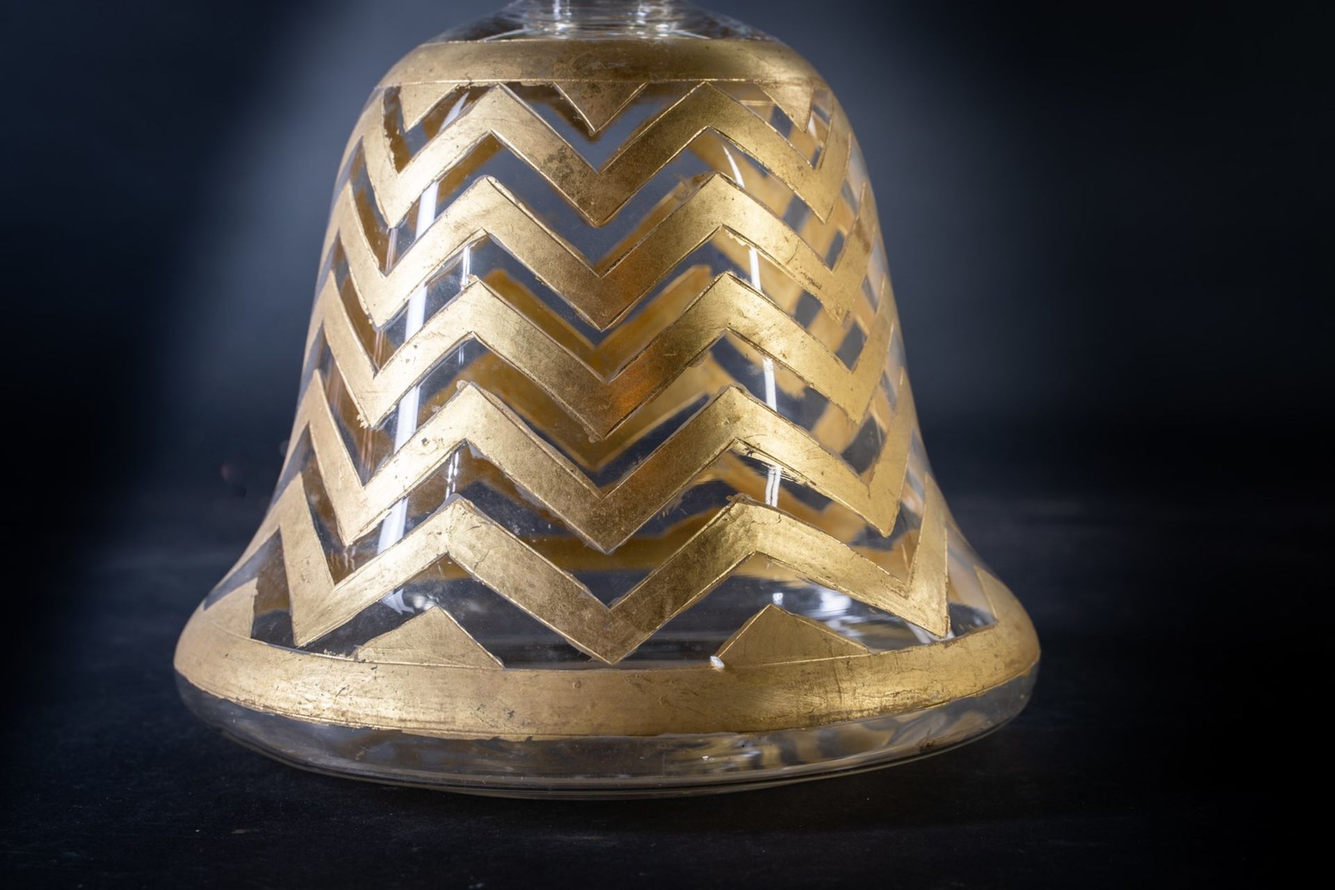 Arte Indiana A Mughal bell shaped glass huqqa base decorated with gilded chevrons India, 19th centu - Image 4 of 7