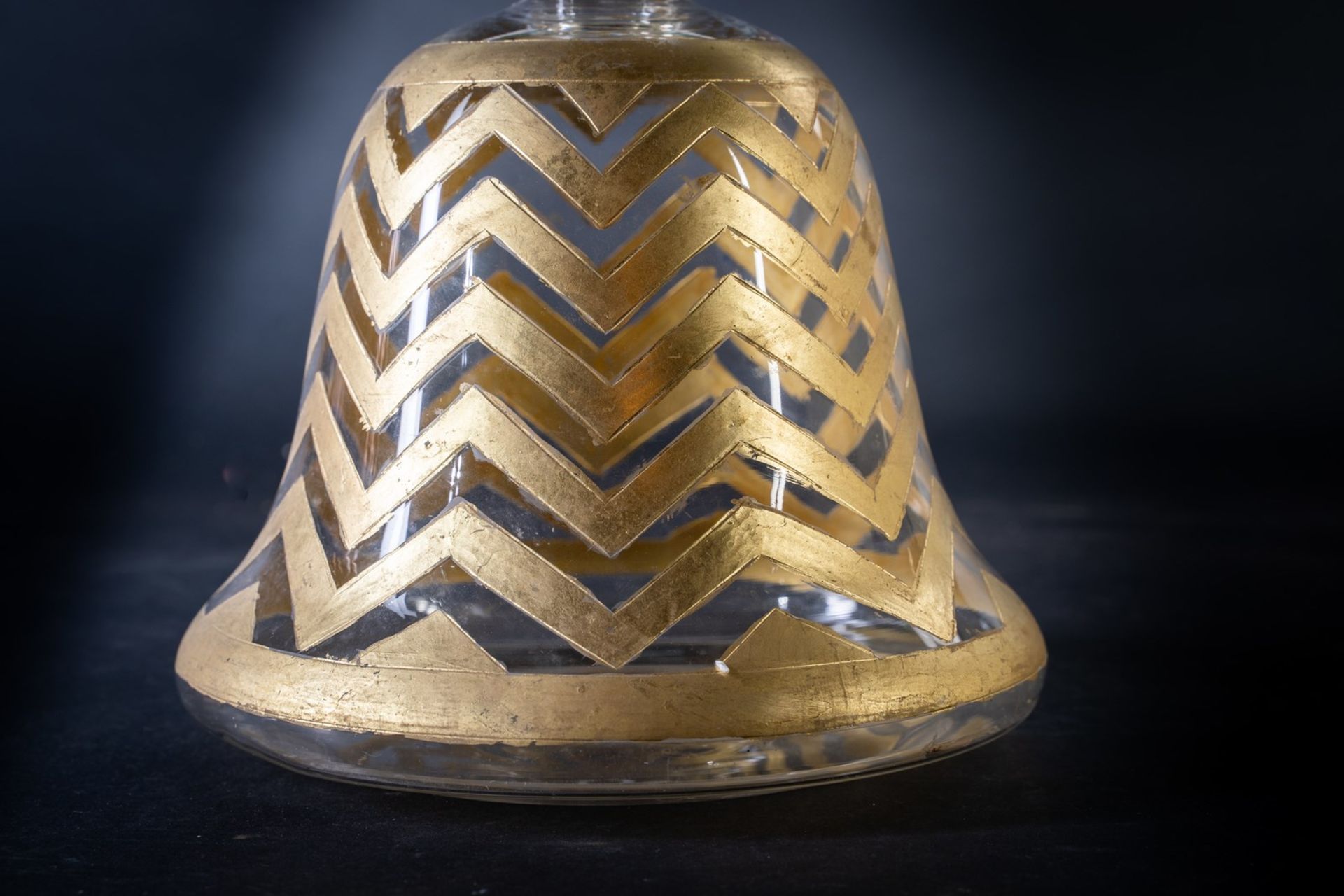 Arte Indiana A Mughal bell shaped glass huqqa base decorated with gilded chevrons India, 19th centu - Bild 4 aus 7