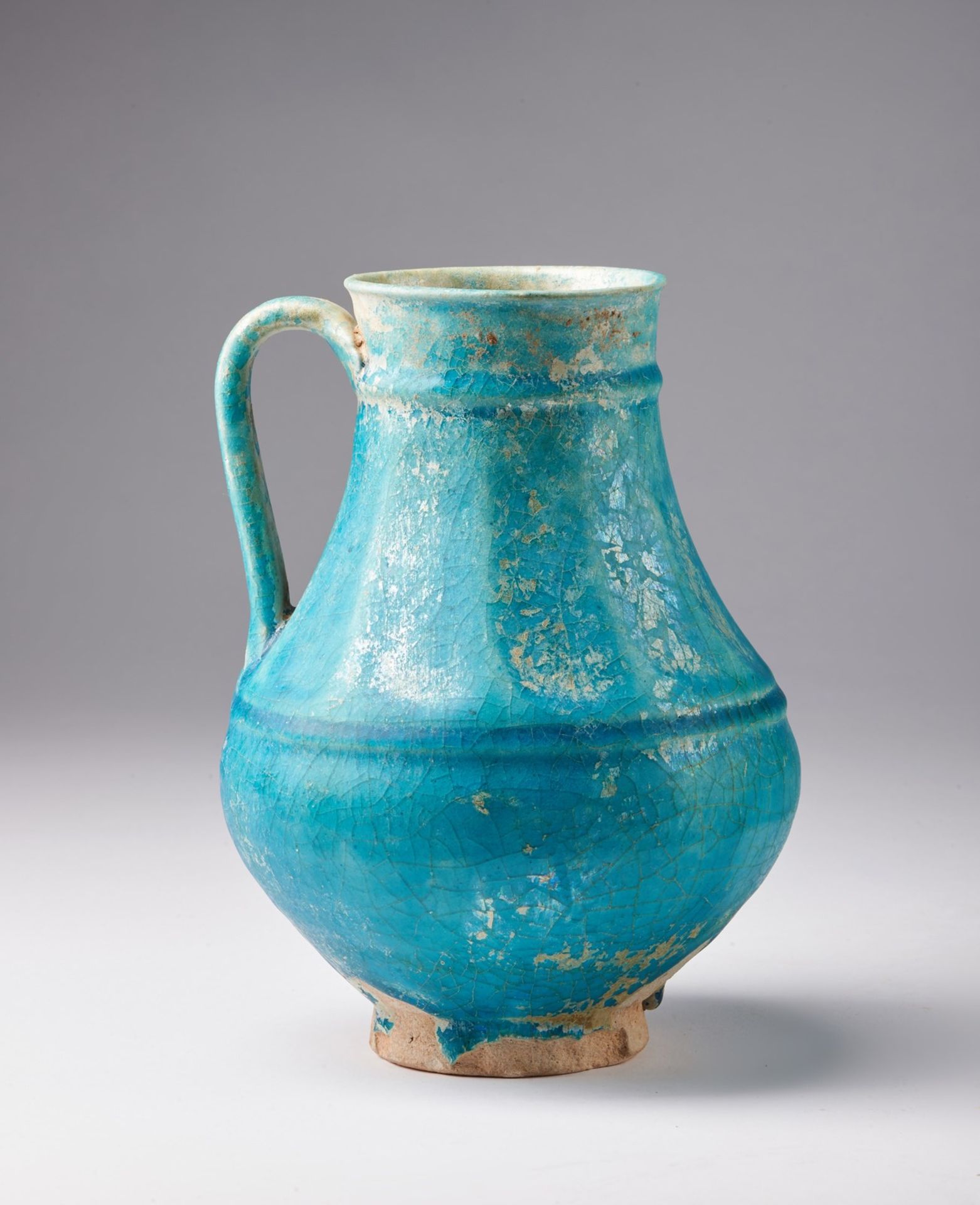 Arte Islamica A large Kashan turquoise glazed ewerIran, late 12th - early 13th century .