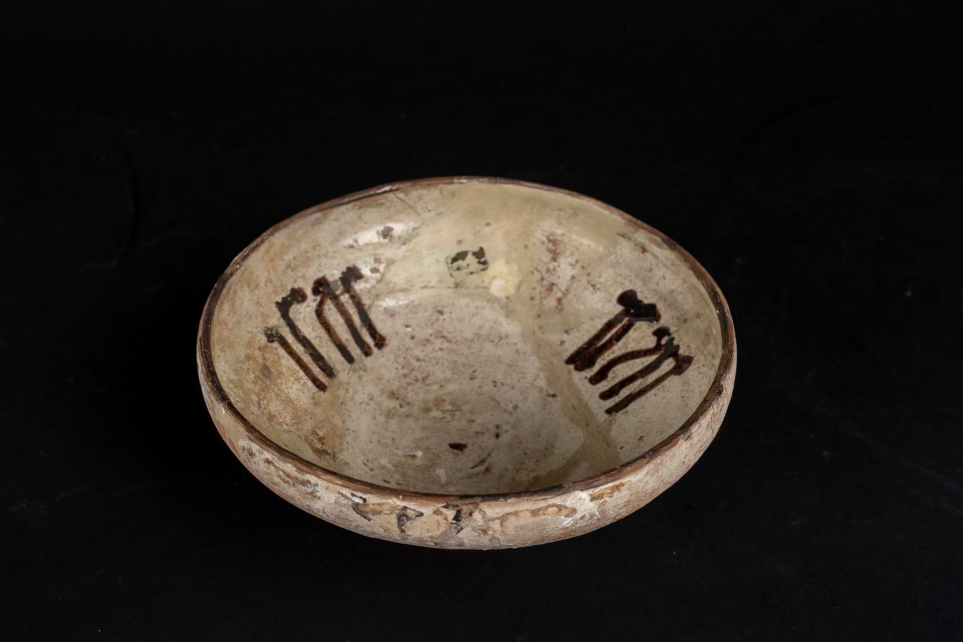 Arte Islamica An earthenware bowl with slip painted decoration Iran, 10th century .