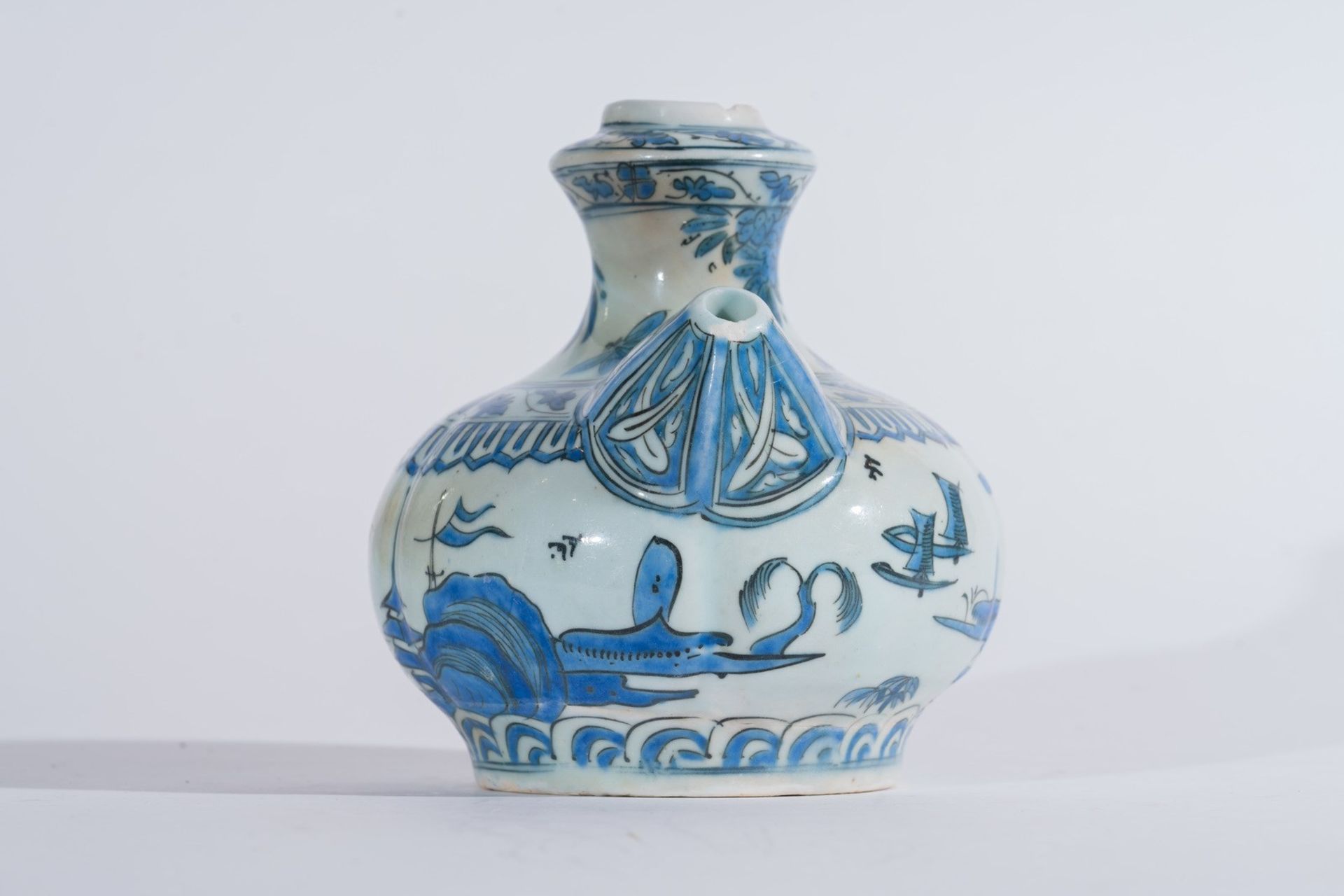 Arte Islamica A blue and white pottery kendi bearing a square mark at the base Iran, Safavid dynast - Bild 4 aus 6